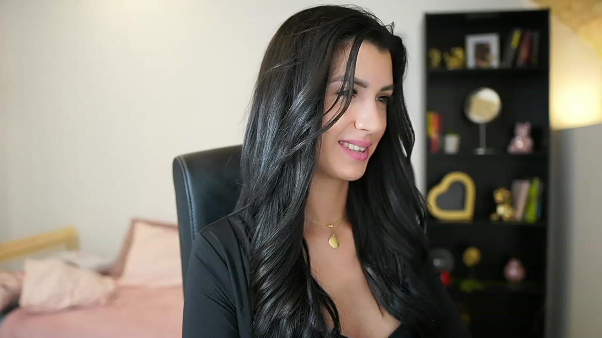 Gallery image thumbnail from Julia_Roca's myfreecams stream on, 01/29/2024, 18:39 image 13 of 20