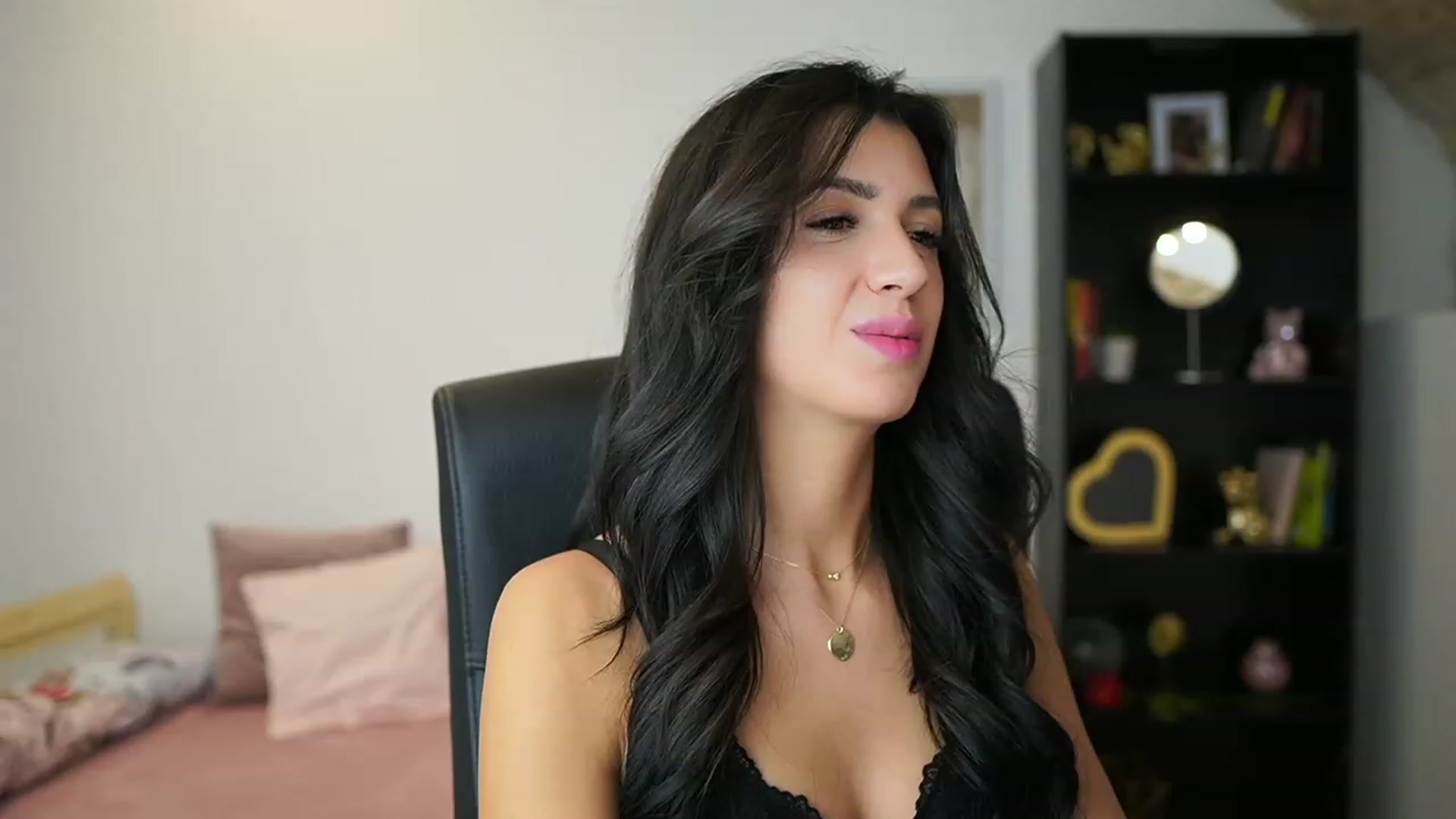 Gallery image thumbnail from Julia_Roca's myfreecams stream on, 01/30/2024, 15:30 image 13 of 20