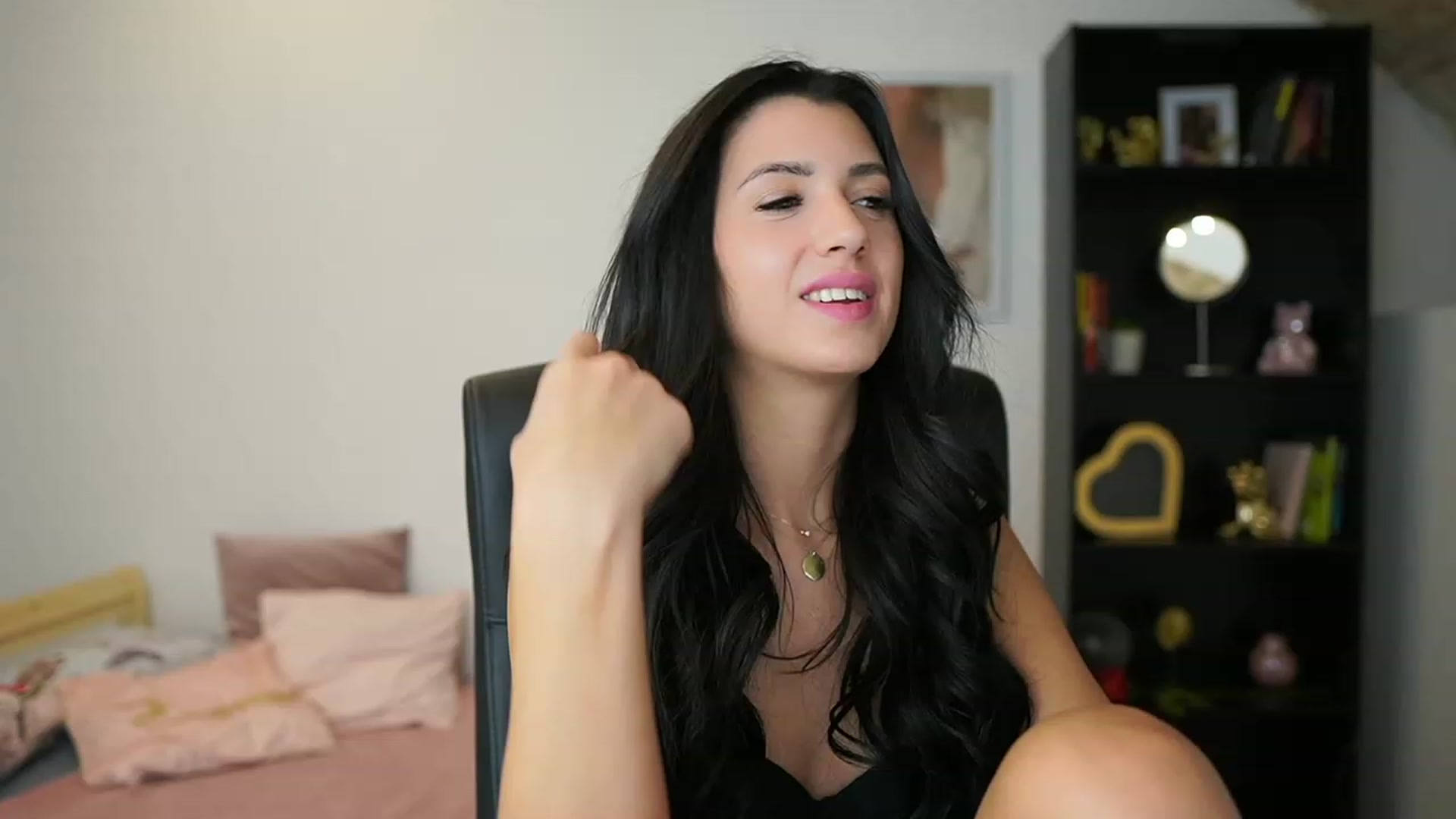Gallery image thumbnail from Julia_Roca's myfreecams stream on, 01/30/2024, 19:31 image 14 of 20