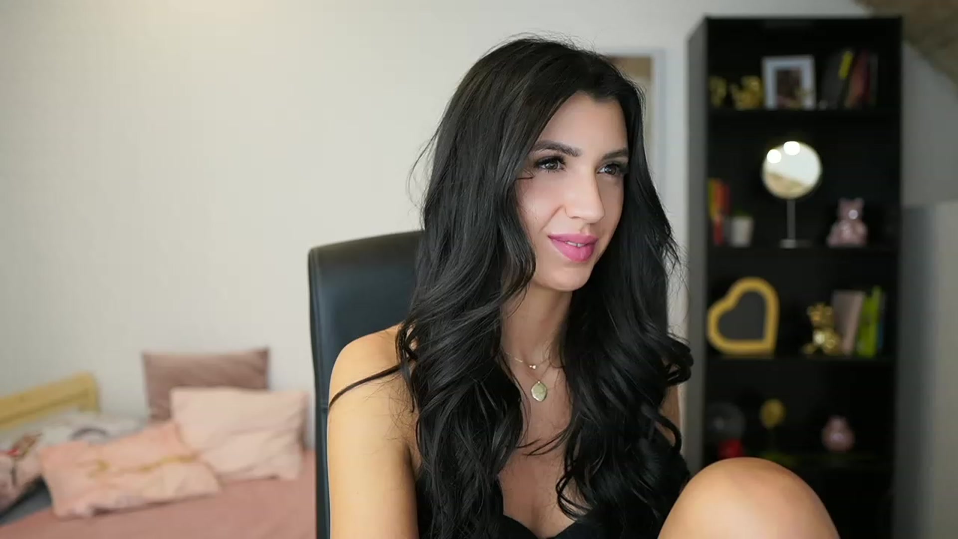 Gallery image thumbnail from Julia_Roca's myfreecams stream on, 01/30/2024, 19:31 image 15 of 20