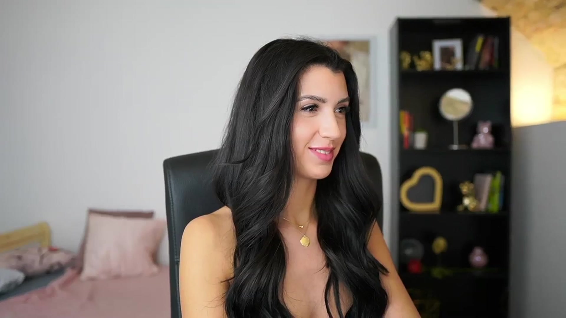 Gallery image thumbnail from Julia_Roca's myfreecams stream on, 01/31/2024, 17:06 image 15 of 20