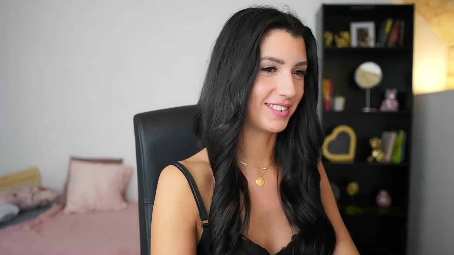 Gallery image thumbnail from Julia_Roca's myfreecams stream on, 01/31/2024, 19:11 image 15 of 20