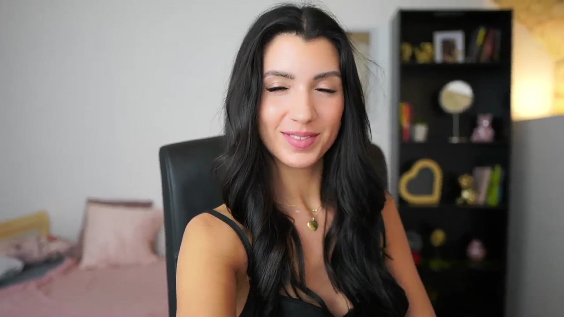 Gallery image thumbnail from Julia_Roca's myfreecams stream on, 01/31/2024, 19:11 image 14 of 20