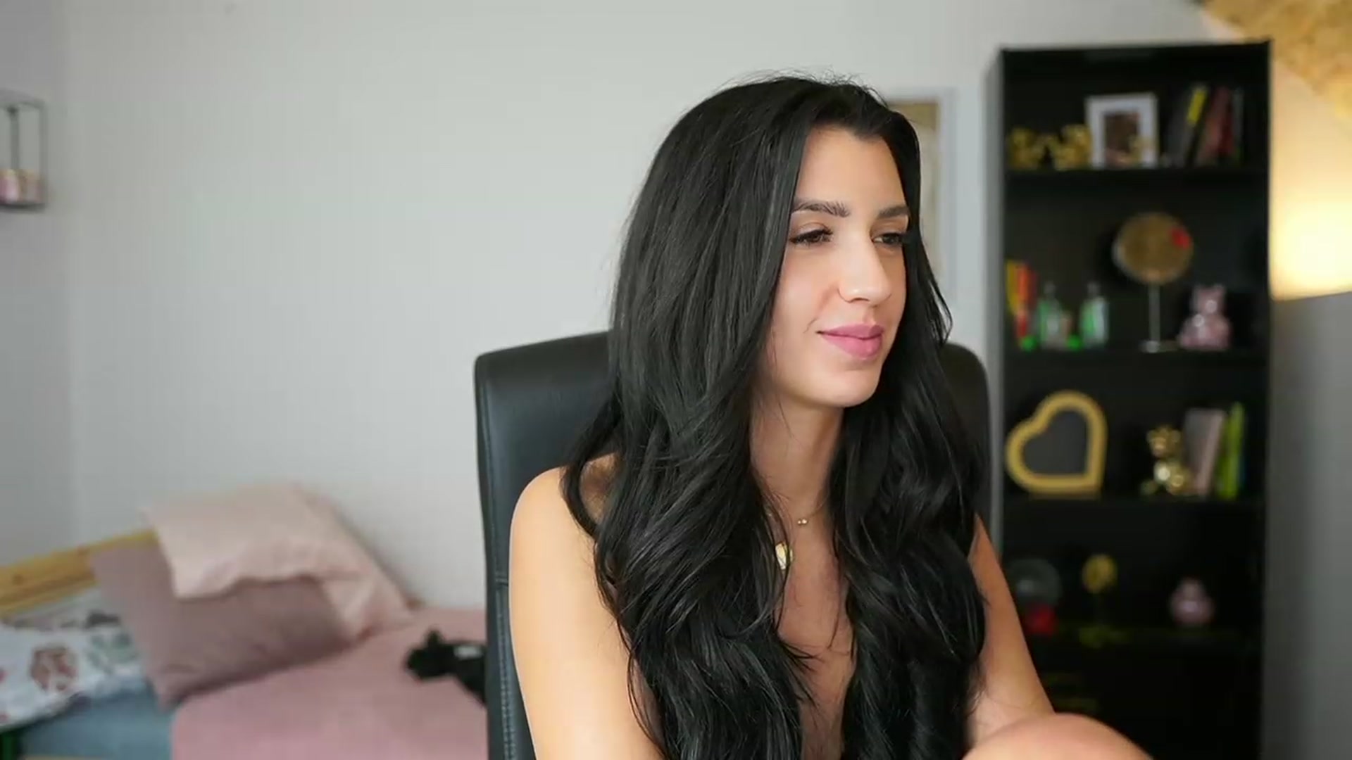 Gallery image thumbnail from Julia_Roca's myfreecams stream on, 02/06/2024, 19:49 image 18 of 20