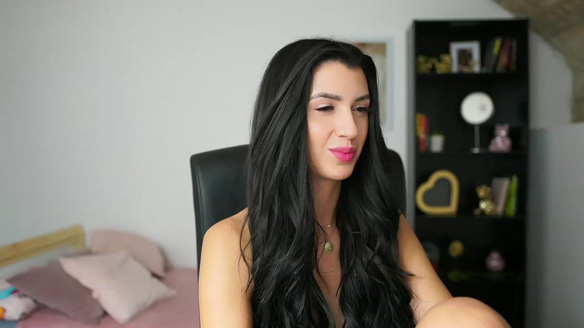 Gallery image thumbnail from Julia_Roca's myfreecams stream on, 02/07/2024, 16:20 image 12 of 20