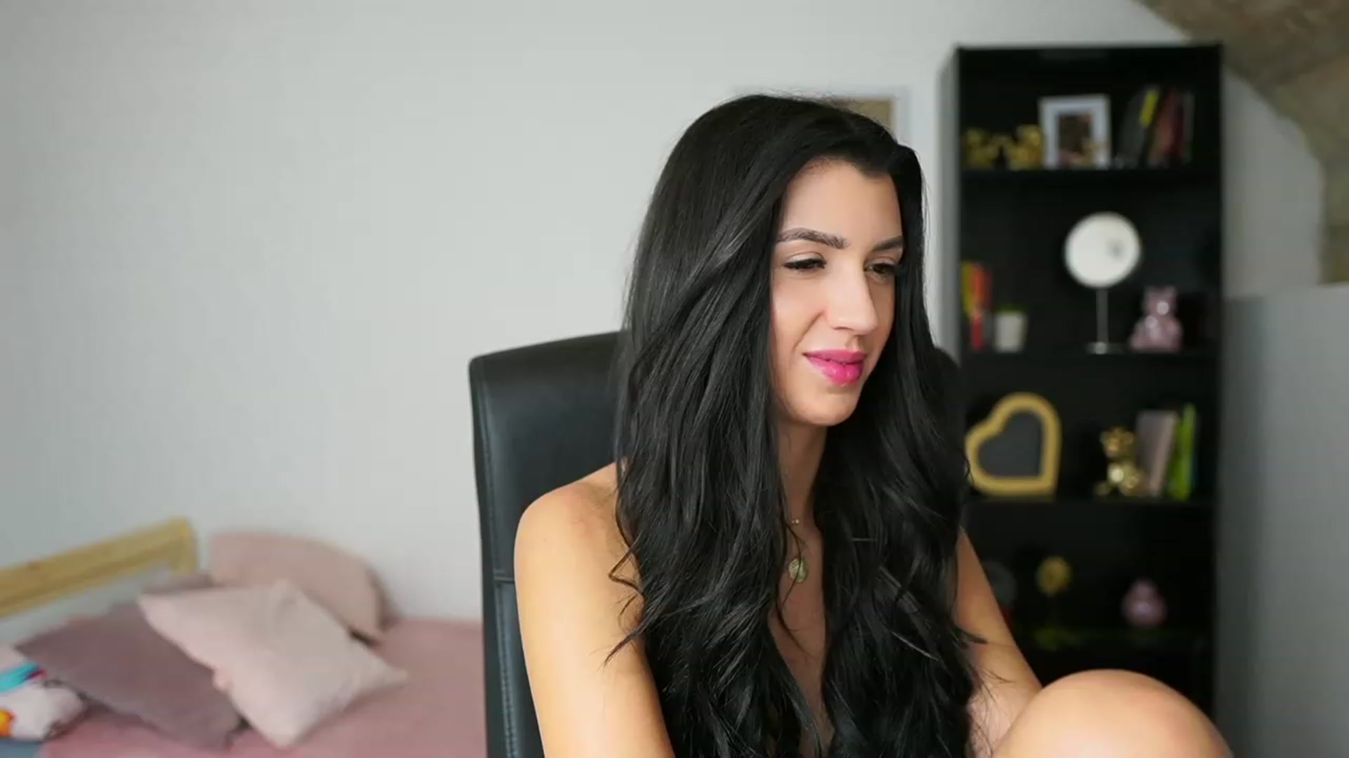 Gallery image thumbnail from Julia_Roca's myfreecams stream on, 02/07/2024, 16:20 image 13 of 20