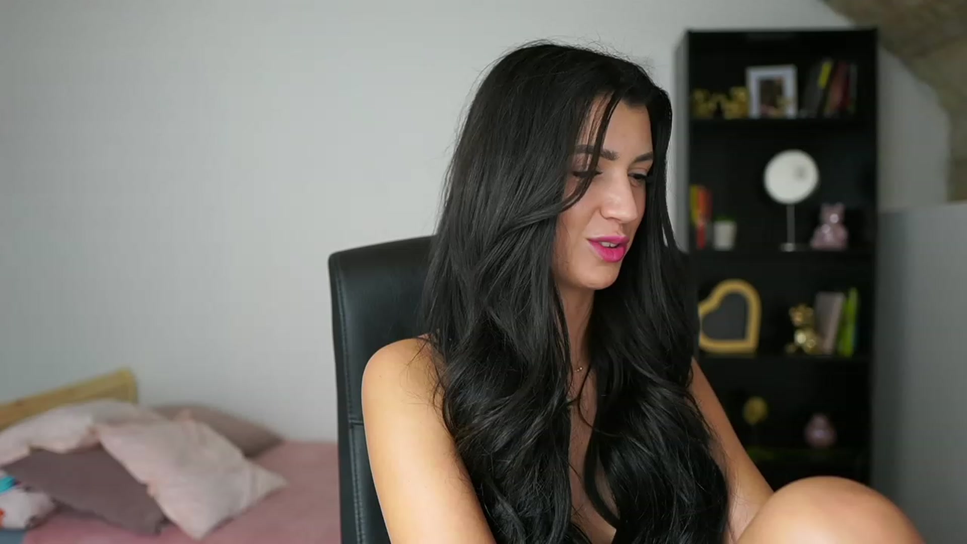 Gallery image thumbnail from Julia_Roca's myfreecams stream on, 02/07/2024, 16:54 image 2 of 20