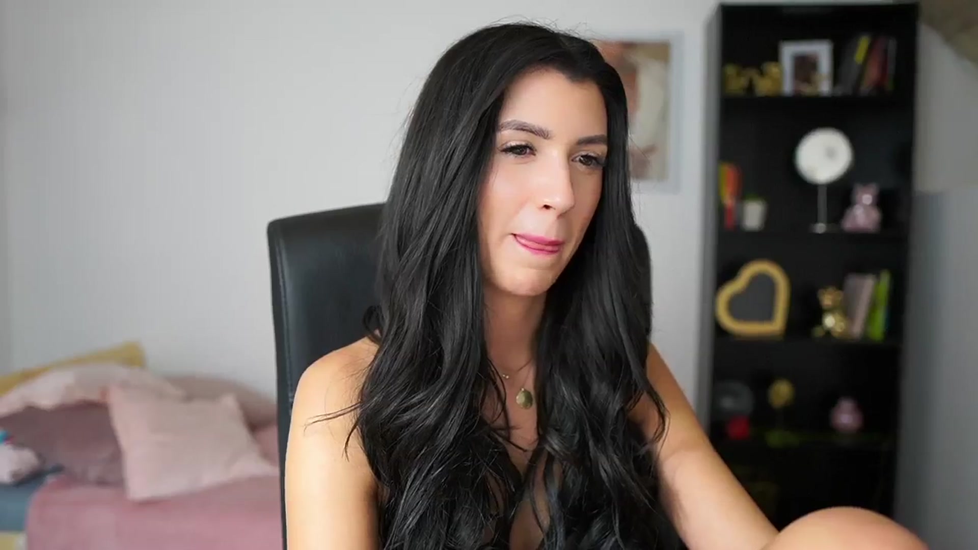 Gallery image thumbnail from Julia_Roca's myfreecams stream on, 02/07/2024, 19:05 image 7 of 20