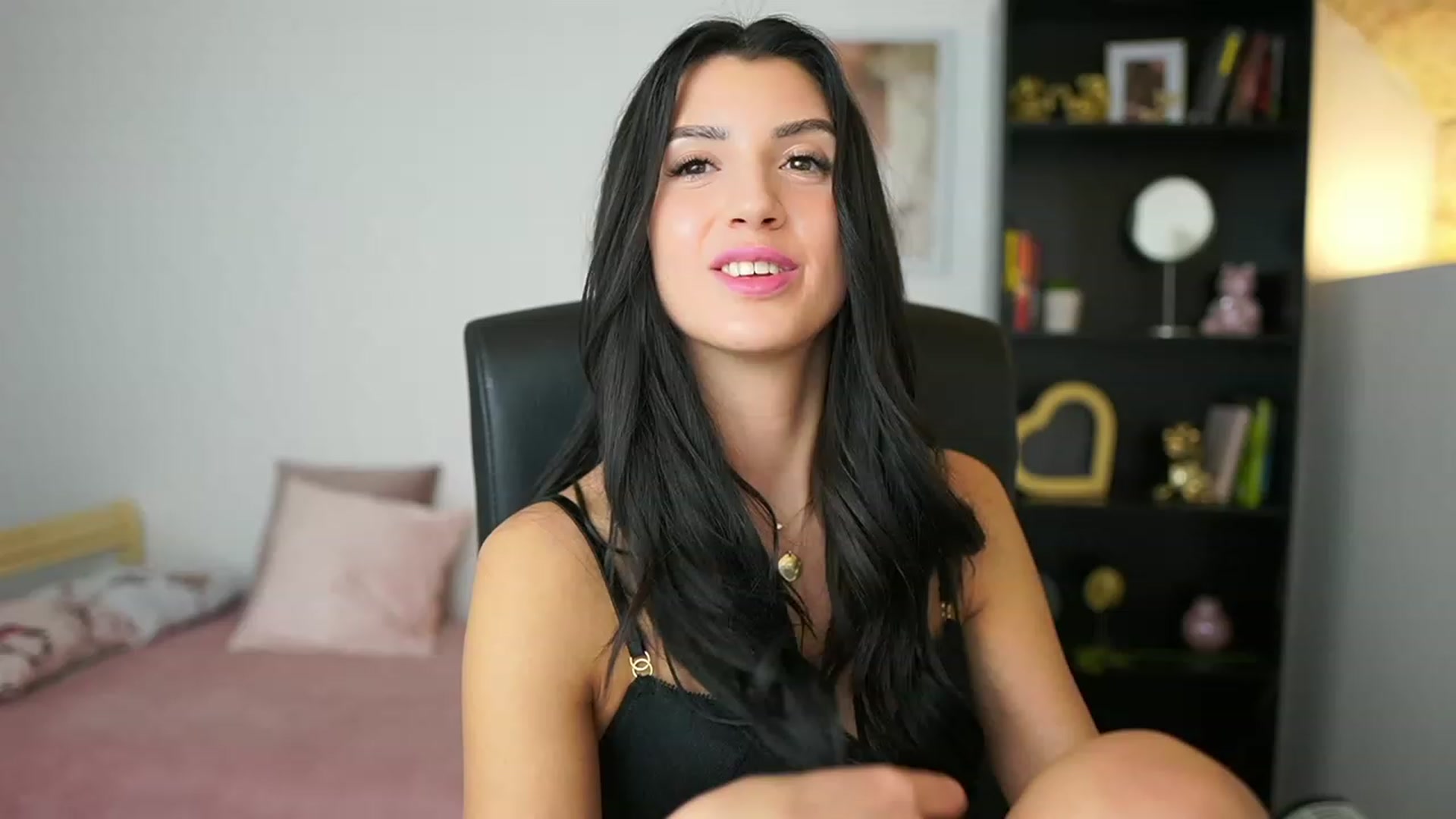 Gallery image thumbnail from Julia_Roca's myfreecams stream on, 02/10/2024, 16:32 image 9 of 20