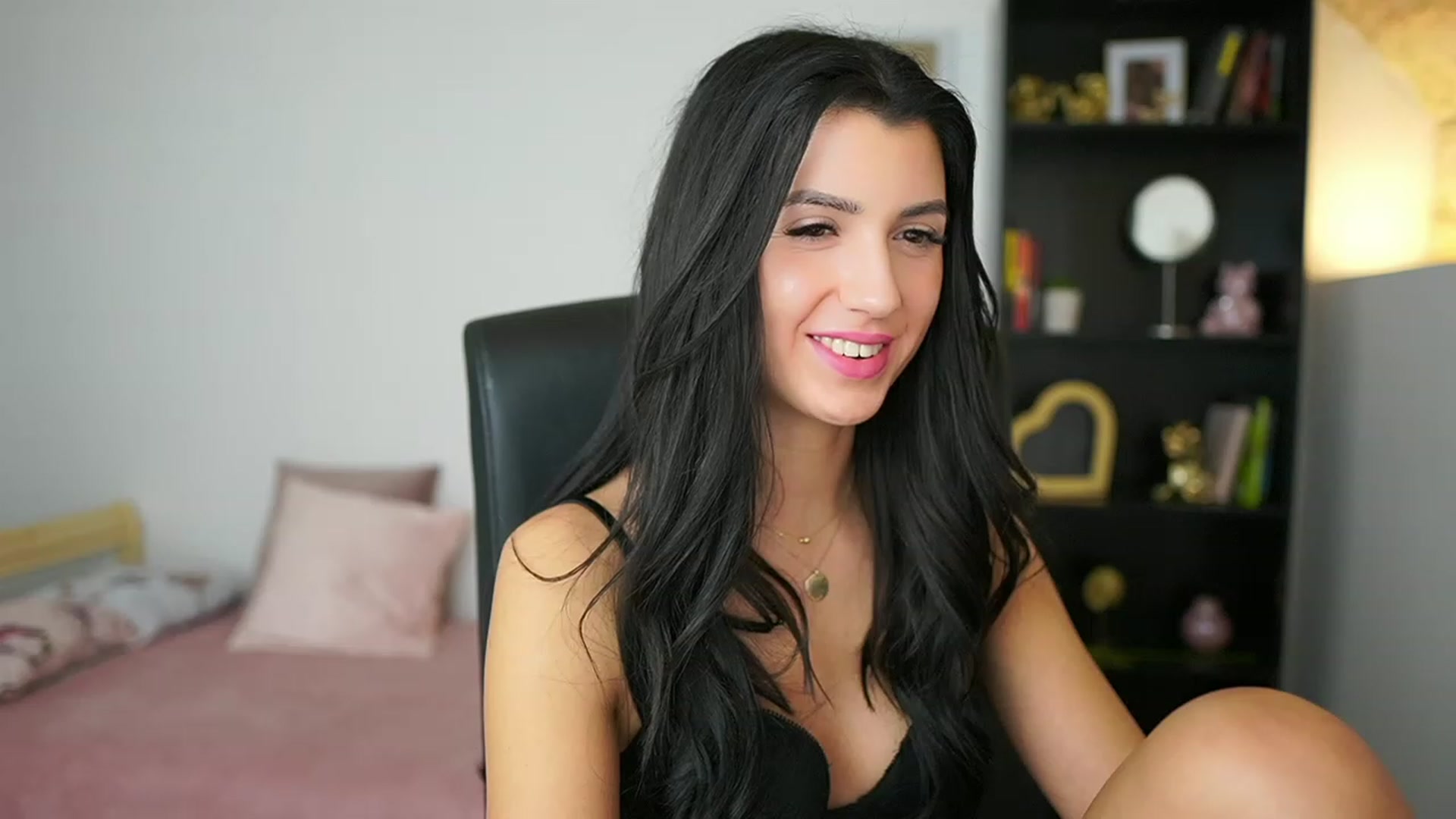Gallery image thumbnail from Julia_Roca's myfreecams stream on, 02/10/2024, 16:32 image 17 of 20
