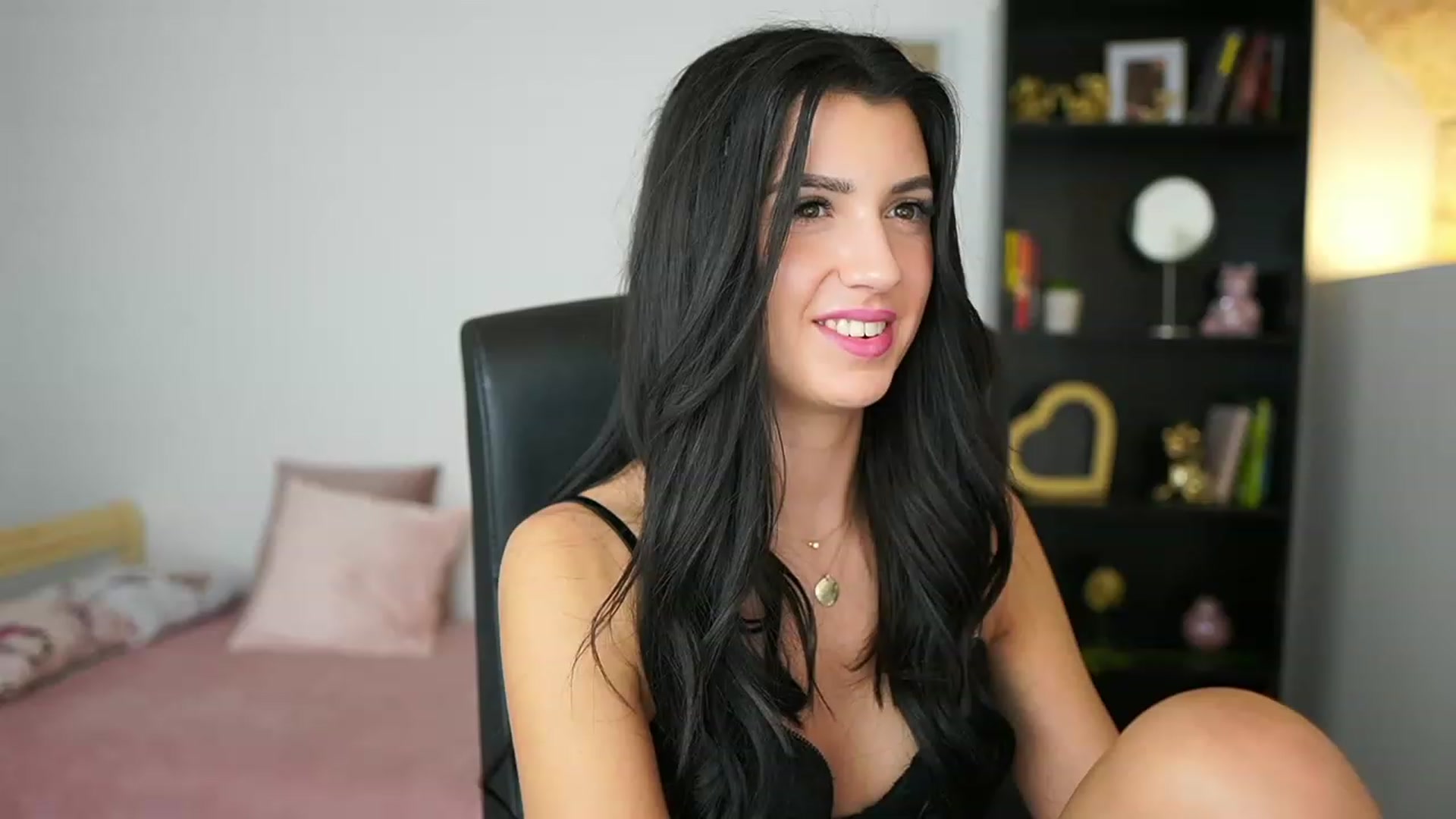 Gallery image thumbnail from Julia_Roca's myfreecams stream on, 02/10/2024, 16:32 image 14 of 20