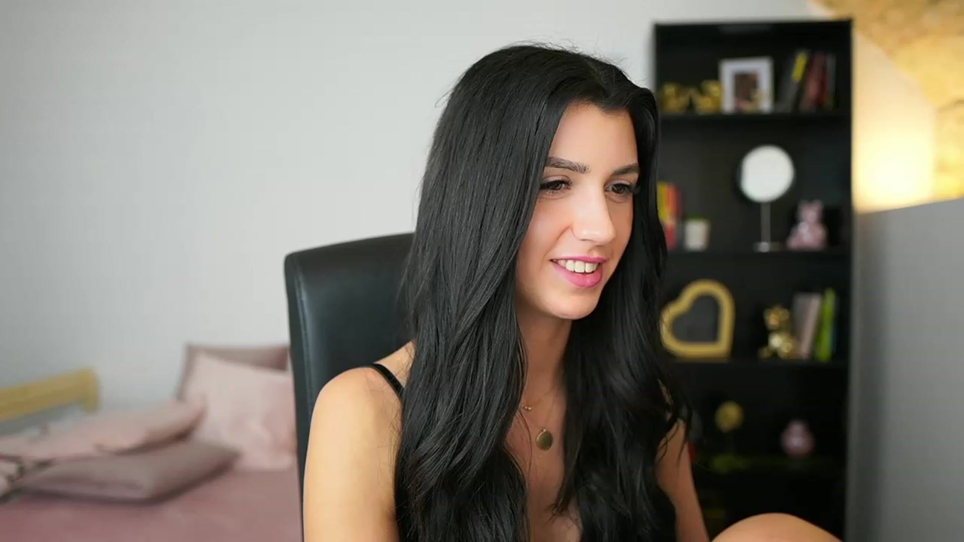 Gallery image thumbnail from Julia_Roca's myfreecams stream on, 02/10/2024, 18:18 image 6 of 20