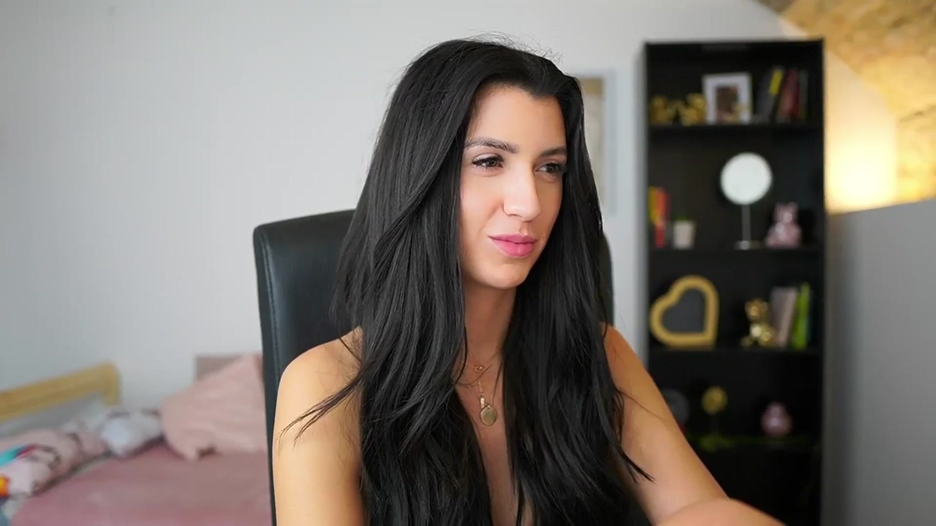 Gallery image thumbnail from Julia_Roca's myfreecams stream on, 02/12/2024, 13:40 image 16 of 20