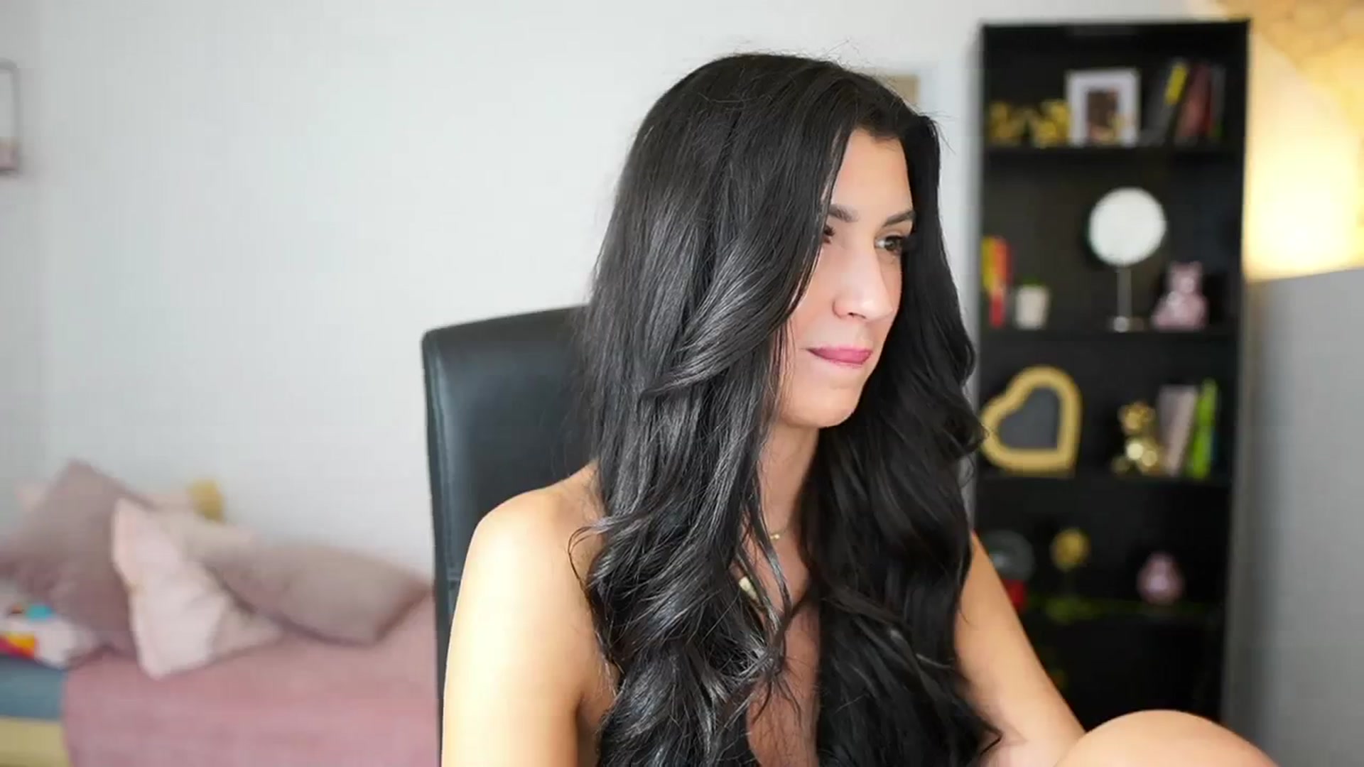Gallery image thumbnail from Julia_Roca's myfreecams stream on, 02/13/2024, 17:37 image 3 of 20