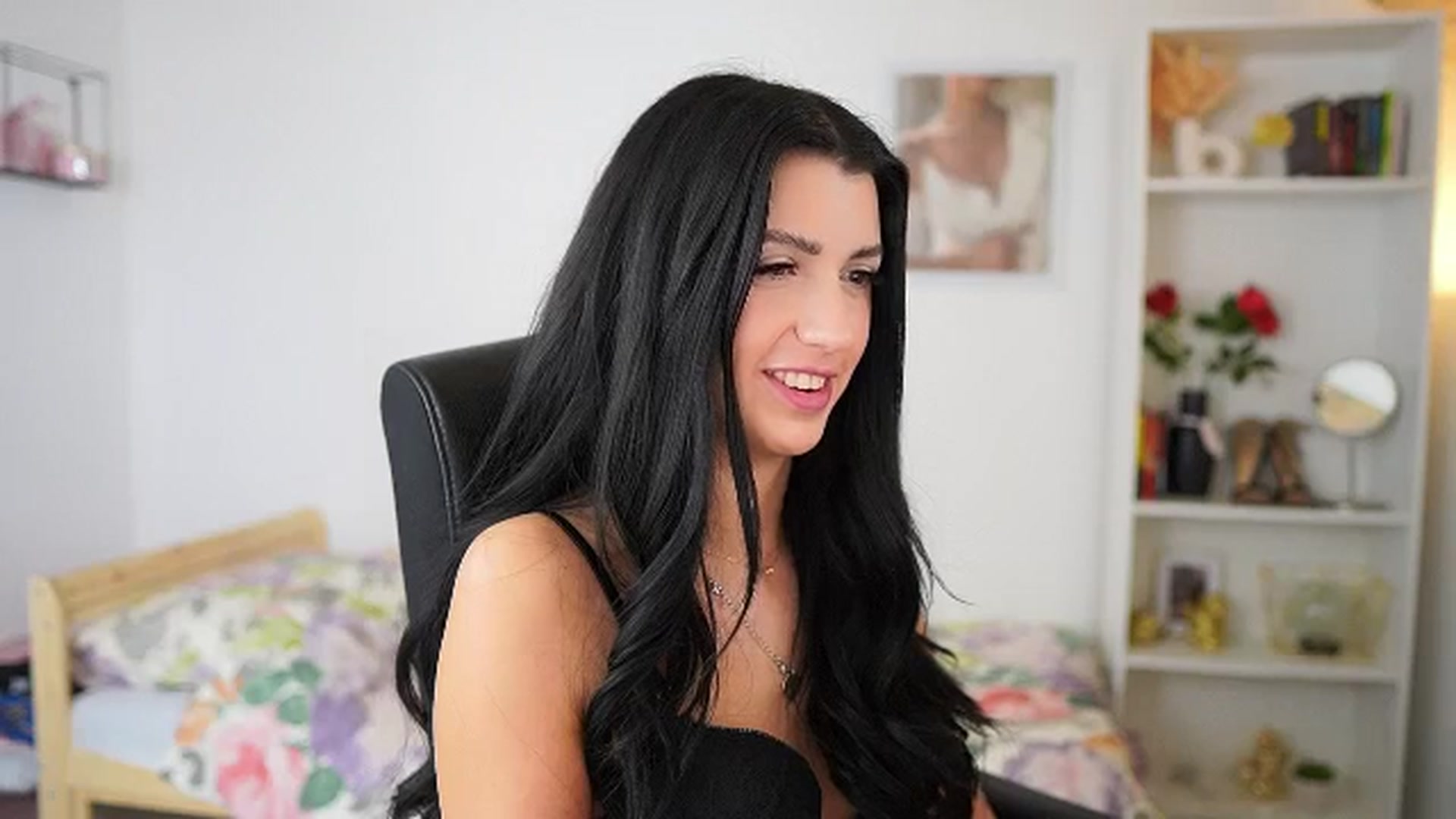 Gallery image thumbnail from Julia_Roca's myfreecams stream on, 04/14/2024, 14:59 image 17 of 20