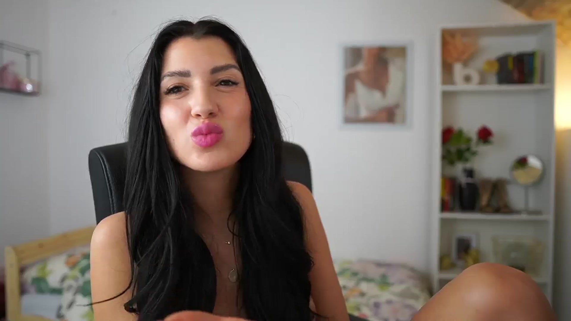 Gallery image thumbnail from Julia_Roca's myfreecams stream on, 04/15/2024, 12:33 image 4 of 20