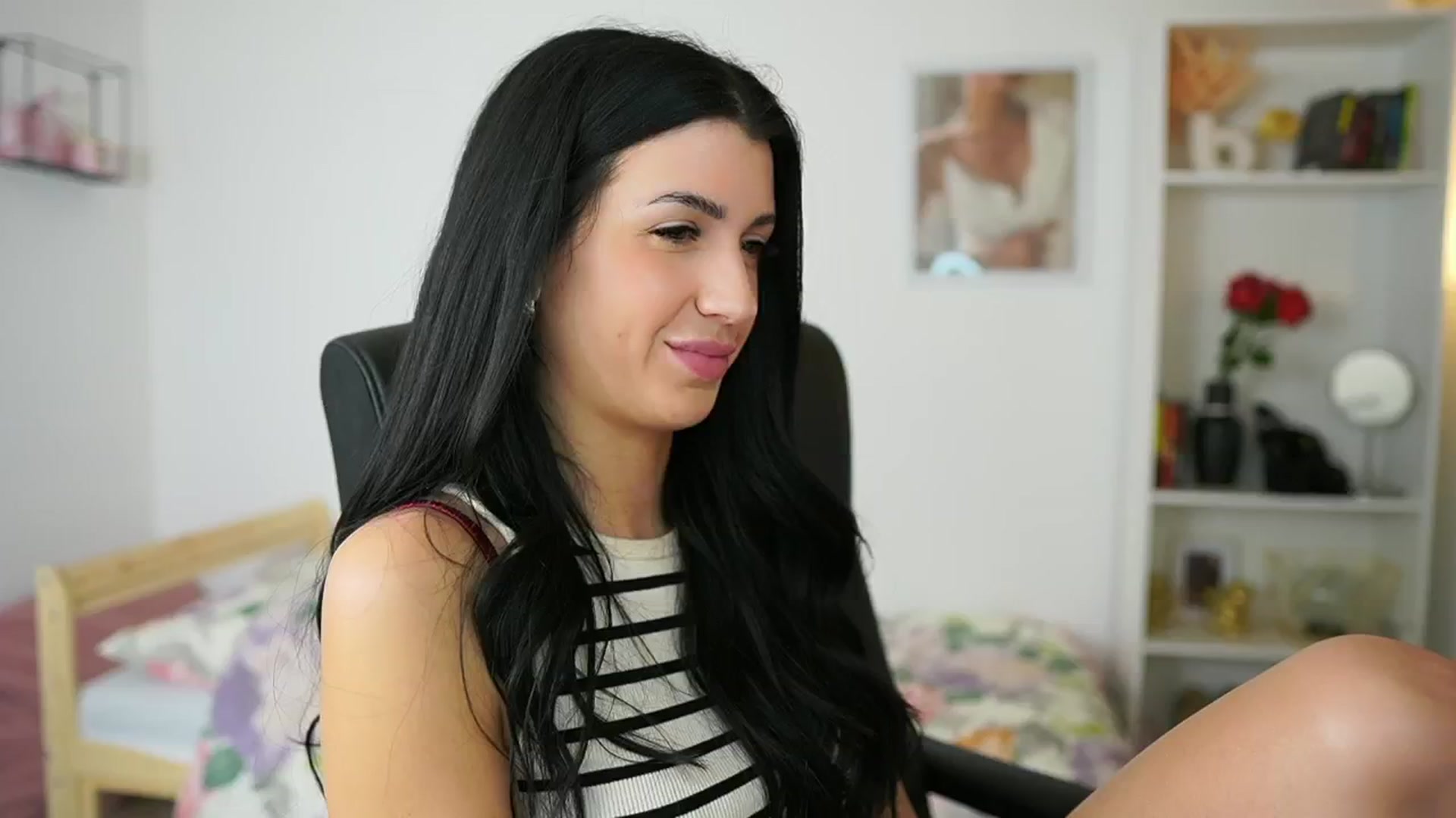 Gallery image thumbnail from Julia_Roca's myfreecams stream on, 05/12/2024, 16:21 image 15 of 20