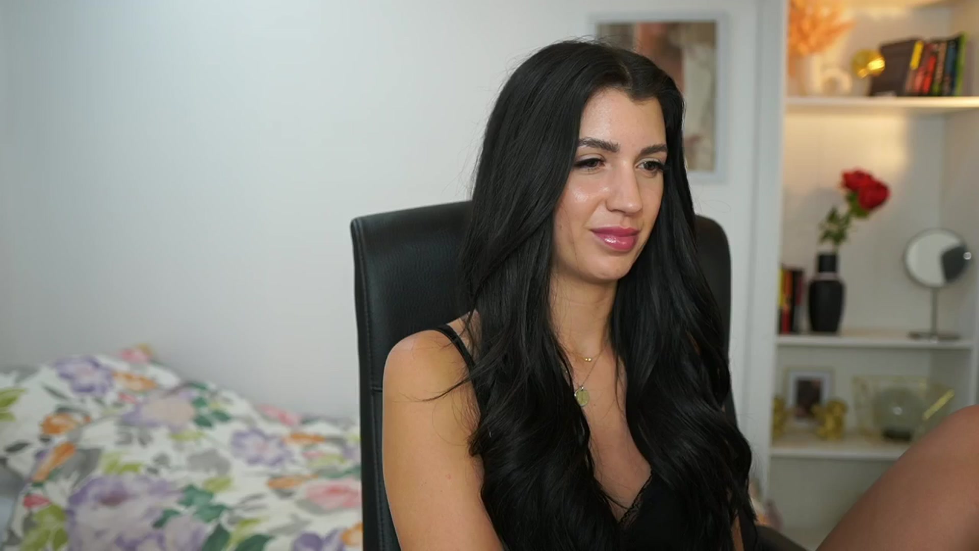 Gallery image thumbnail from Julia_Roca's myfreecams stream on, 06/20/2024, 18:17 image 3 of 20