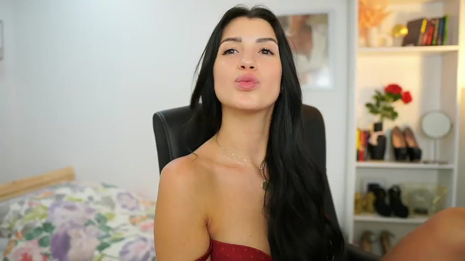 Gallery image thumbnail from Julia_Roca's myfreecams stream on, 06/27/2024, 17:40 image 15 of 20