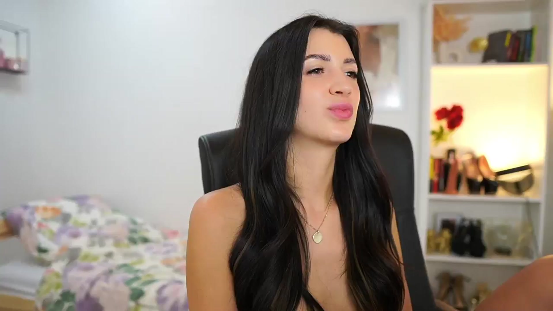 Gallery image thumbnail from Julia_Roca's myfreecams stream on, 07/11/2024, 14:42 image 10 of 20