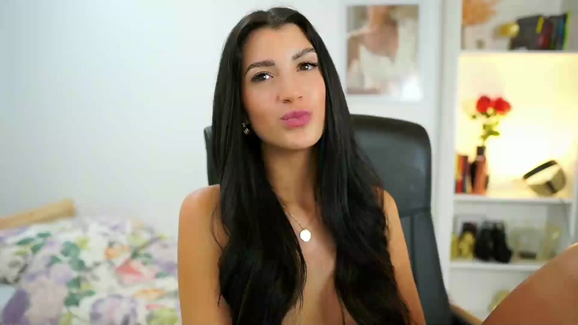 Gallery image thumbnail from Julia_Roca's myfreecams stream on, 07/12/2024, 17:09 image 12 of 20