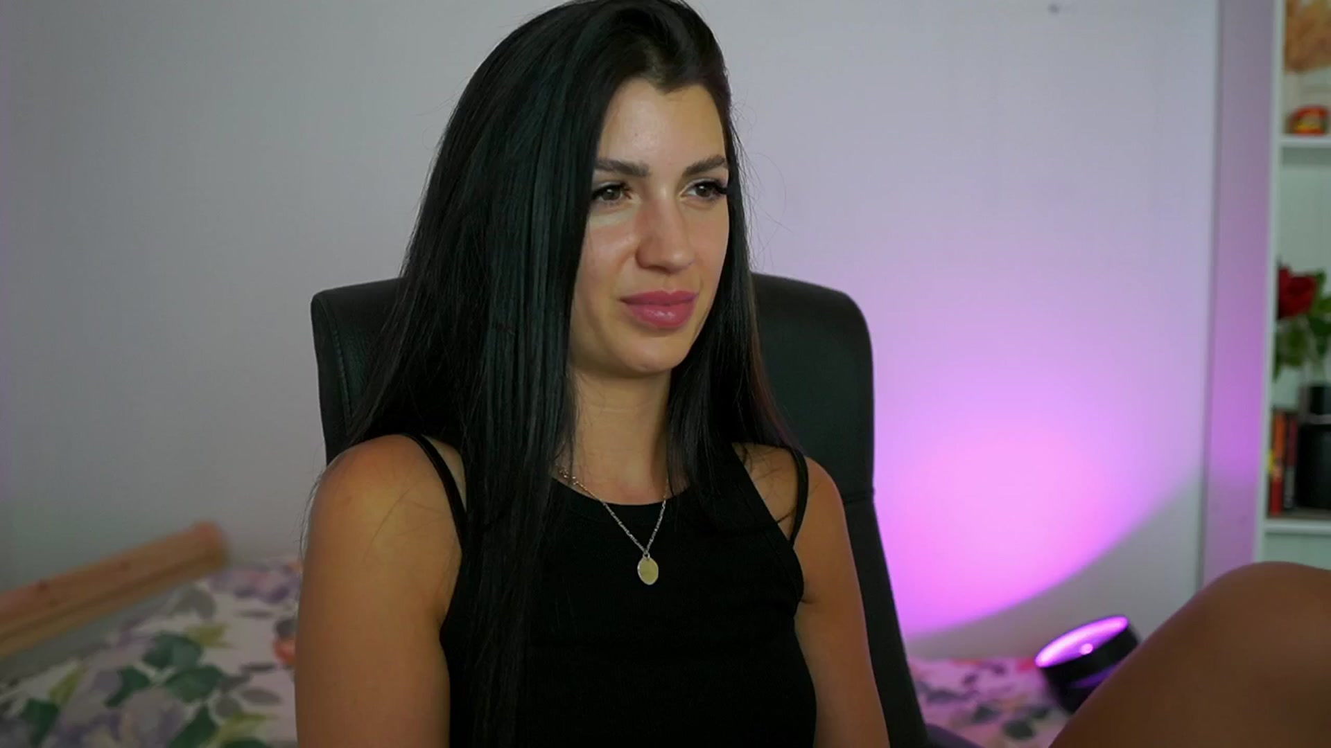 Gallery image thumbnail from Julia_Roca's myfreecams stream on, 07/25/2024, 18:03 image 2 of 20