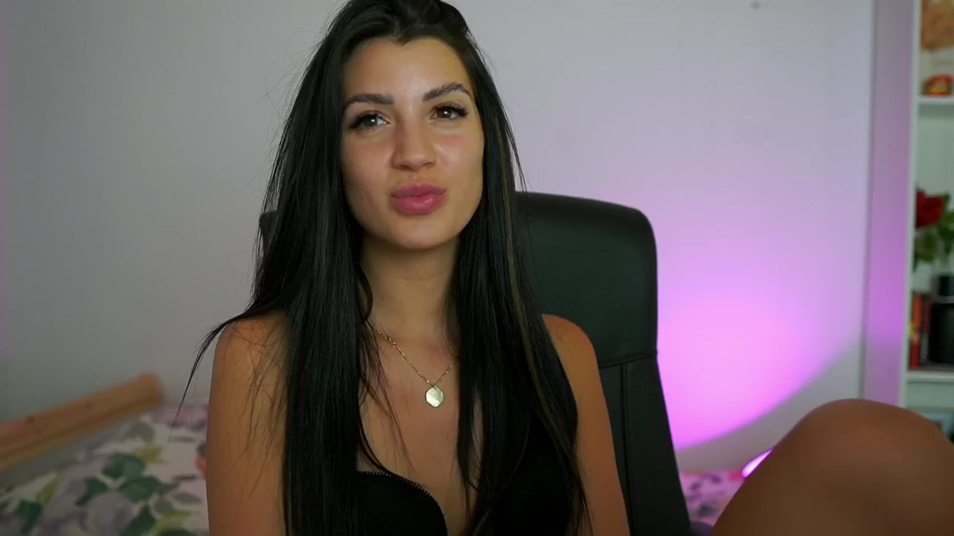 Gallery image thumbnail from Julia_Roca's myfreecams stream on, 07/25/2024, 18:03 image 10 of 20
