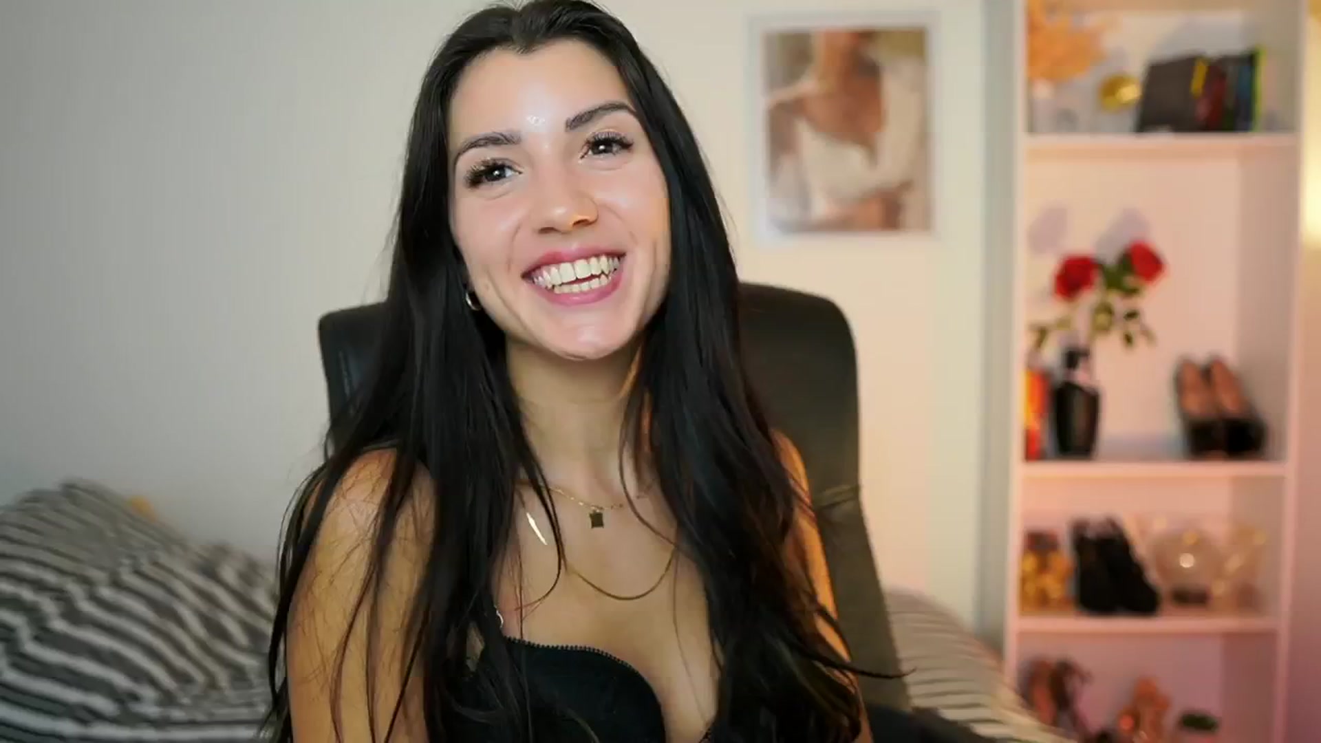 Gallery image thumbnail from Julia_Roca's myfreecams stream on, 09/27/2024, 14:03 image 10 of 20