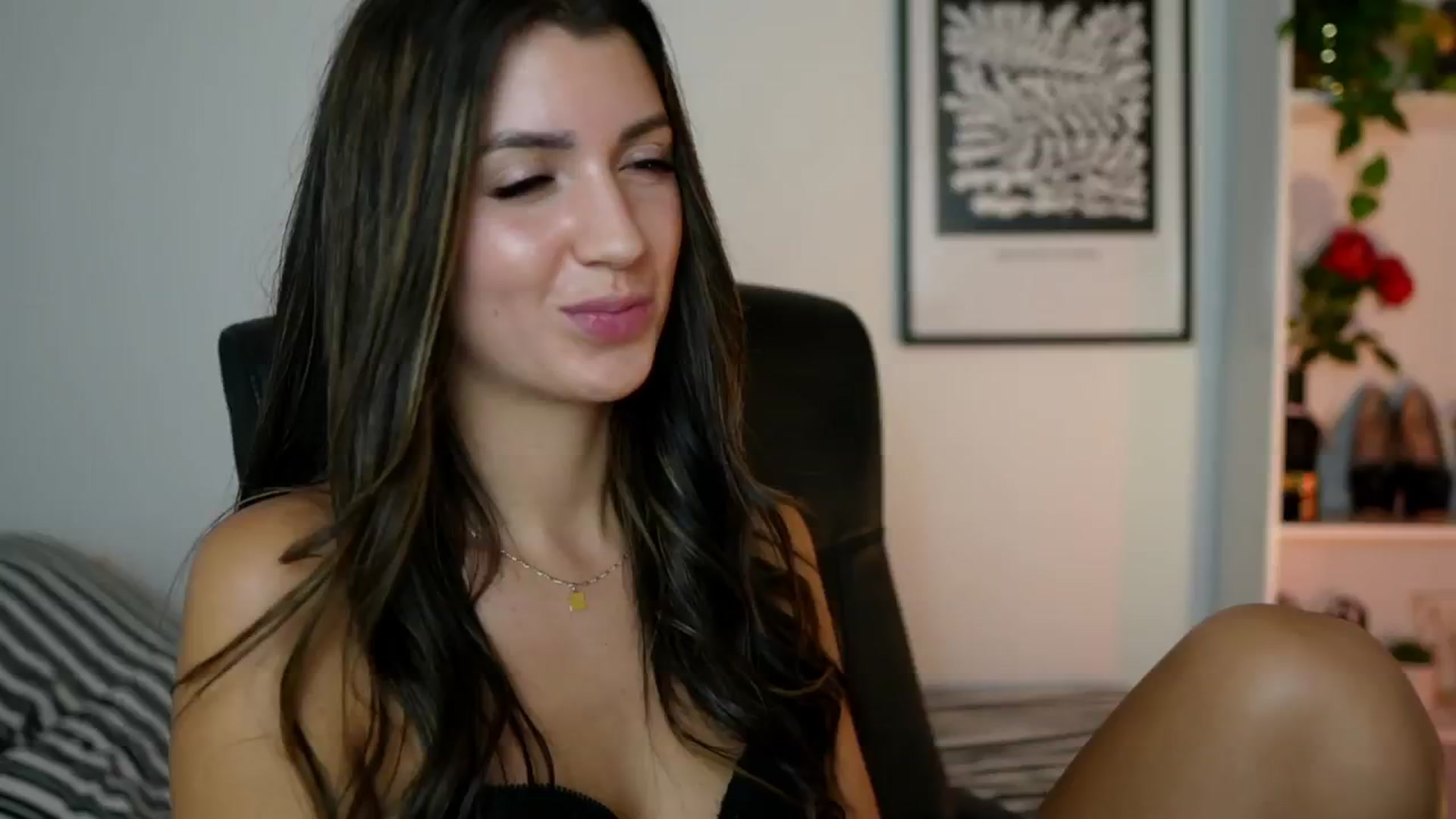 Gallery image thumbnail from Julia_Roca's myfreecams stream on, 10/08/2024, 17:46 image 16 of 20