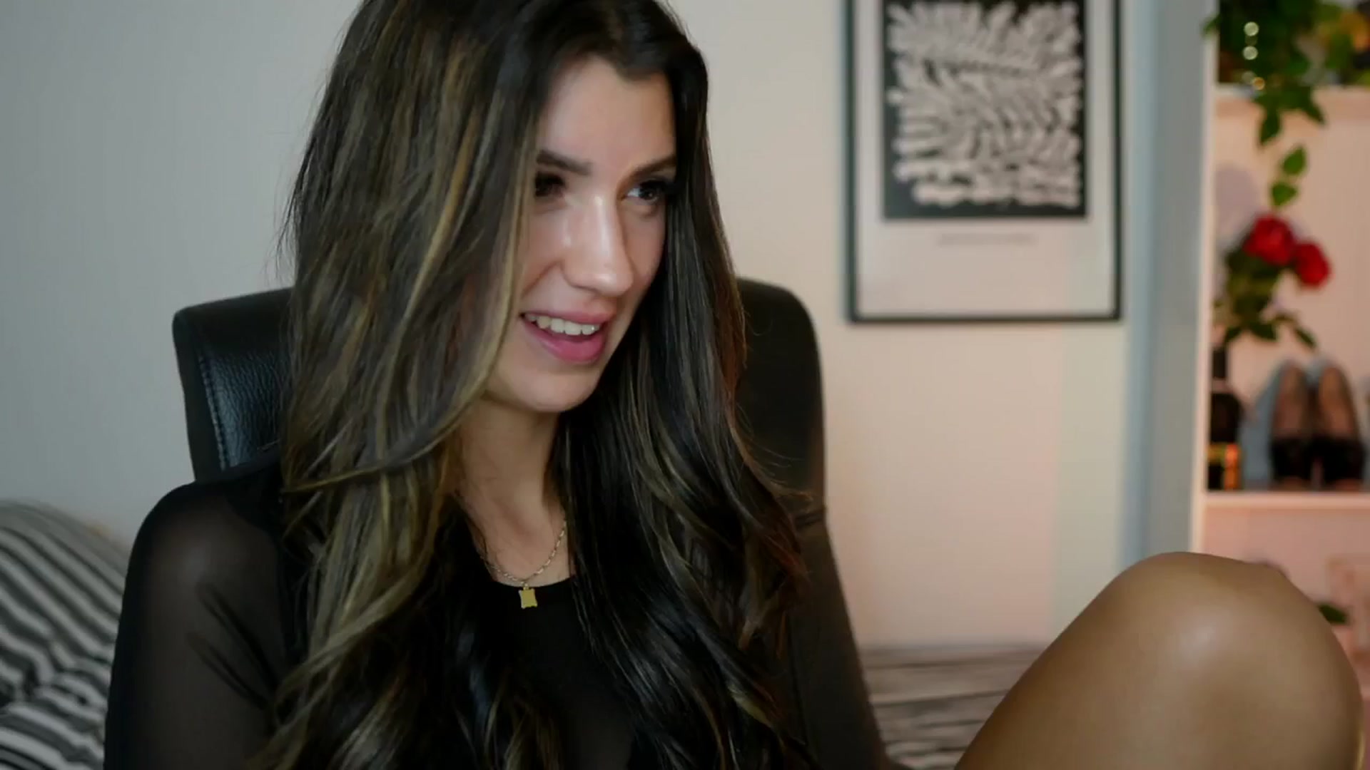 Gallery image thumbnail from Julia_Roca's myfreecams stream on, 10/08/2024, 17:46 image 1 of 20