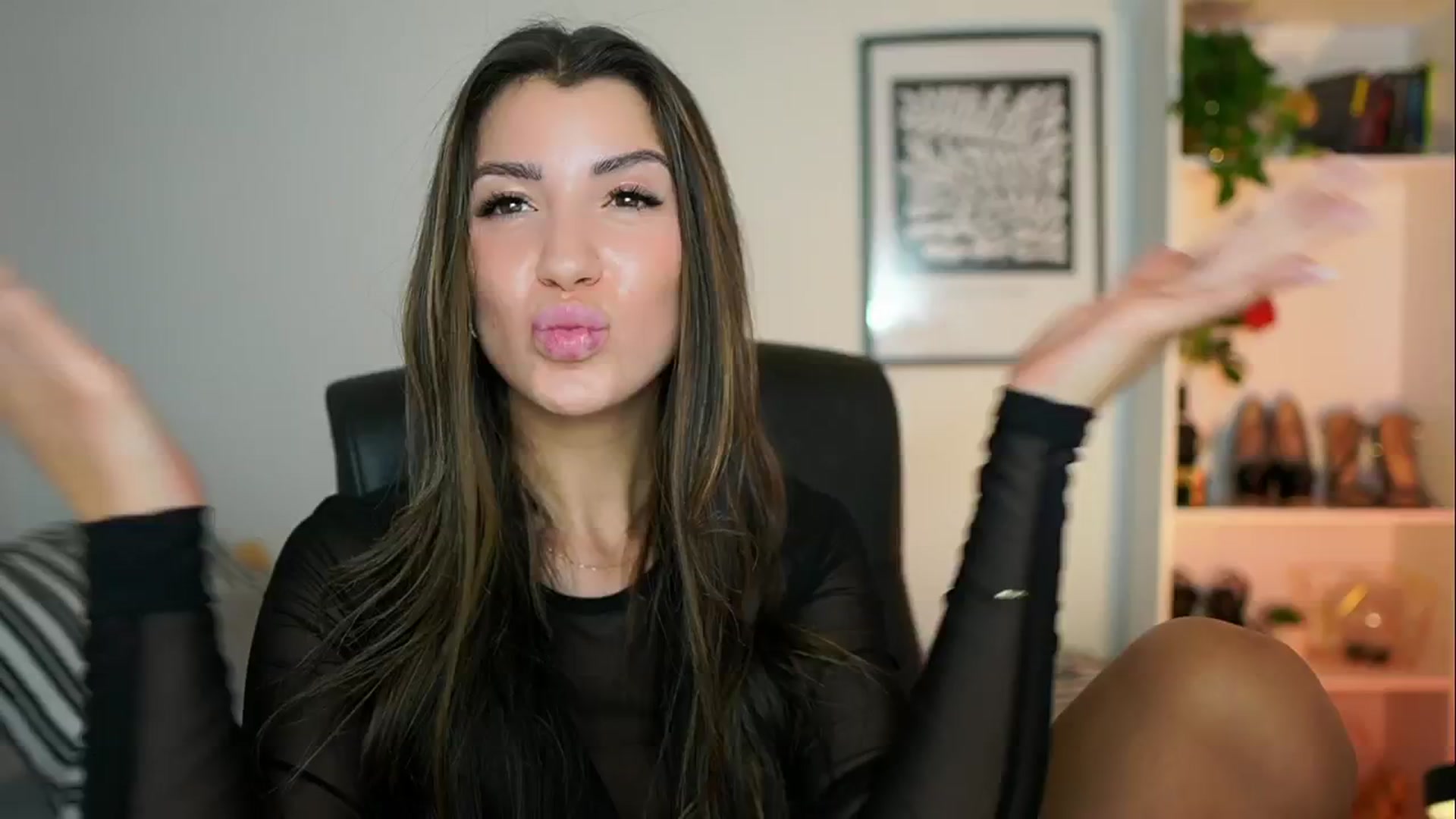 Gallery image thumbnail from Julia_Roca's myfreecams stream on, 10/10/2024, 14:45 image 7 of 20