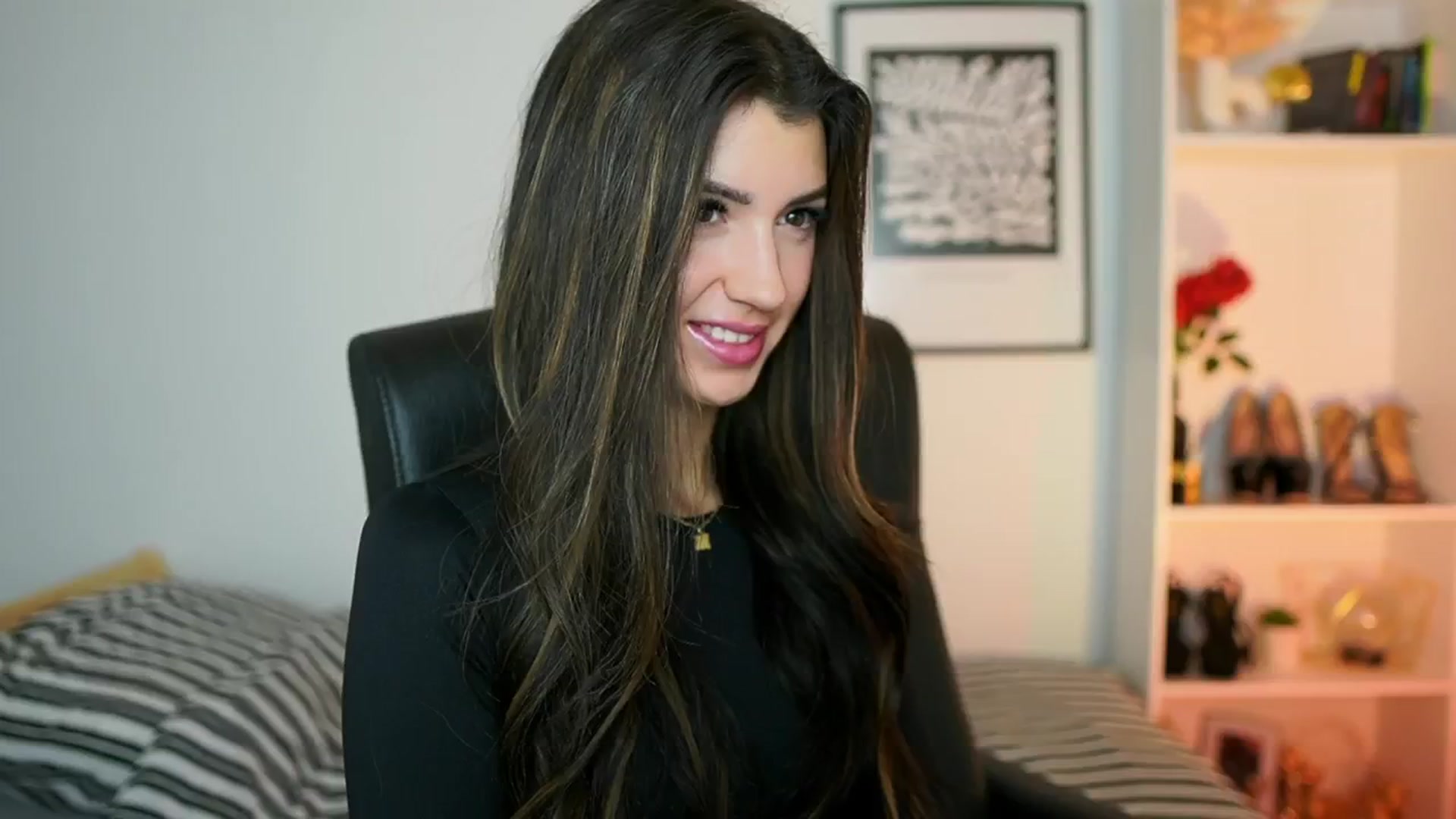 Gallery image thumbnail from Julia_Roca's myfreecams stream on, 10/13/2024, 08:33 image 8 of 20