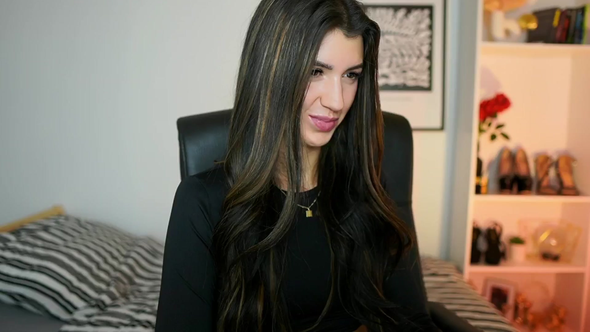 Gallery image thumbnail from Julia_Roca's myfreecams stream on, 10/13/2024, 11:22 image 5 of 20