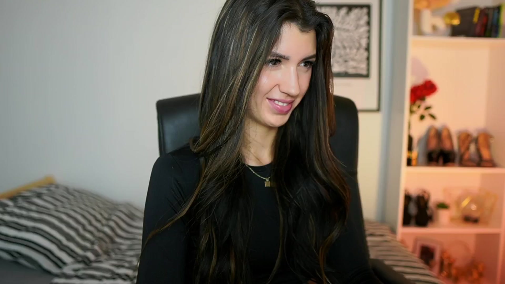 Gallery image thumbnail from Julia_Roca's myfreecams stream on, 10/13/2024, 11:22 image 6 of 20