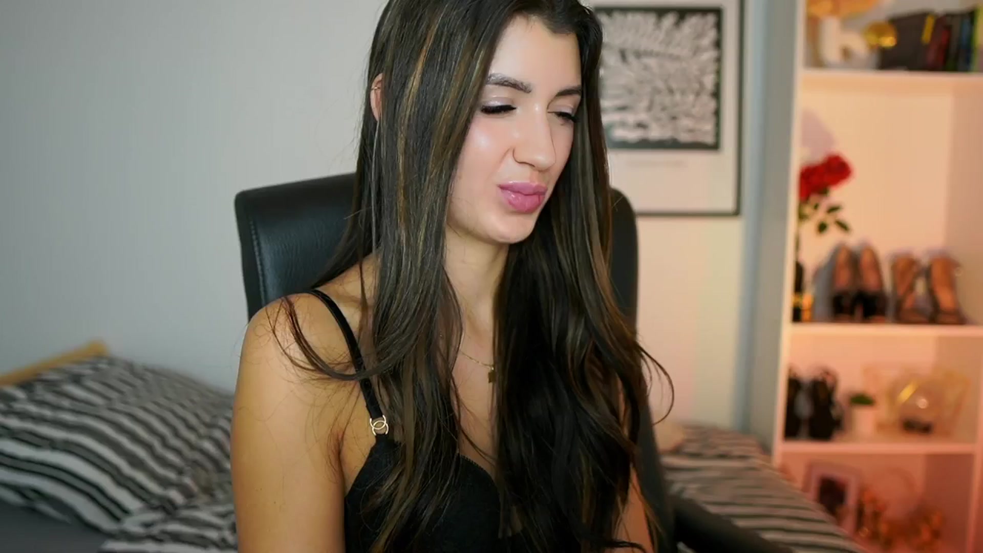 Gallery image thumbnail from Julia_Roca's myfreecams stream on, 10/13/2024, 13:37 image 3 of 20