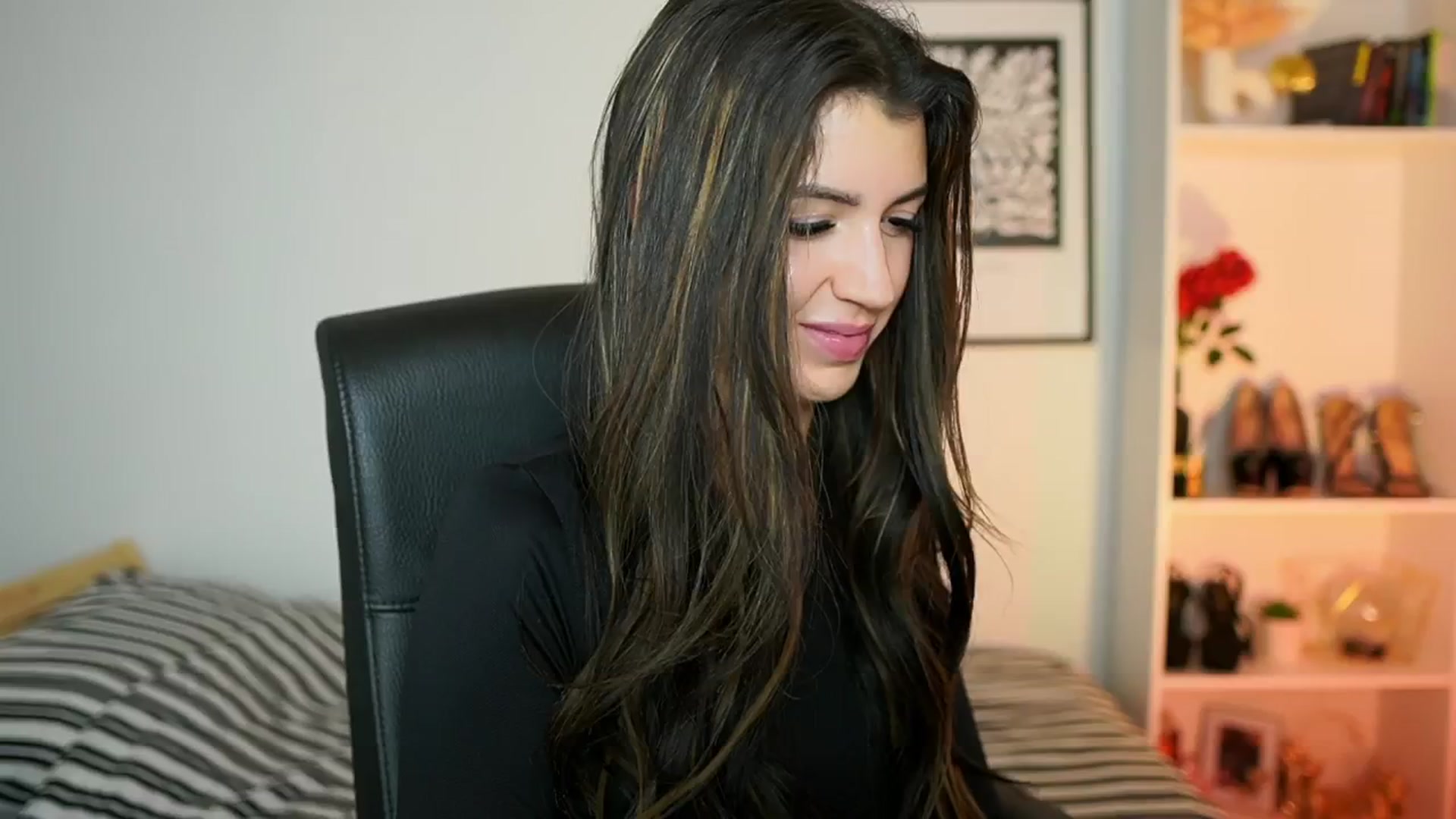 Gallery image thumbnail from Julia_Roca's myfreecams stream on, 10/13/2024, 14:56 image 12 of 20