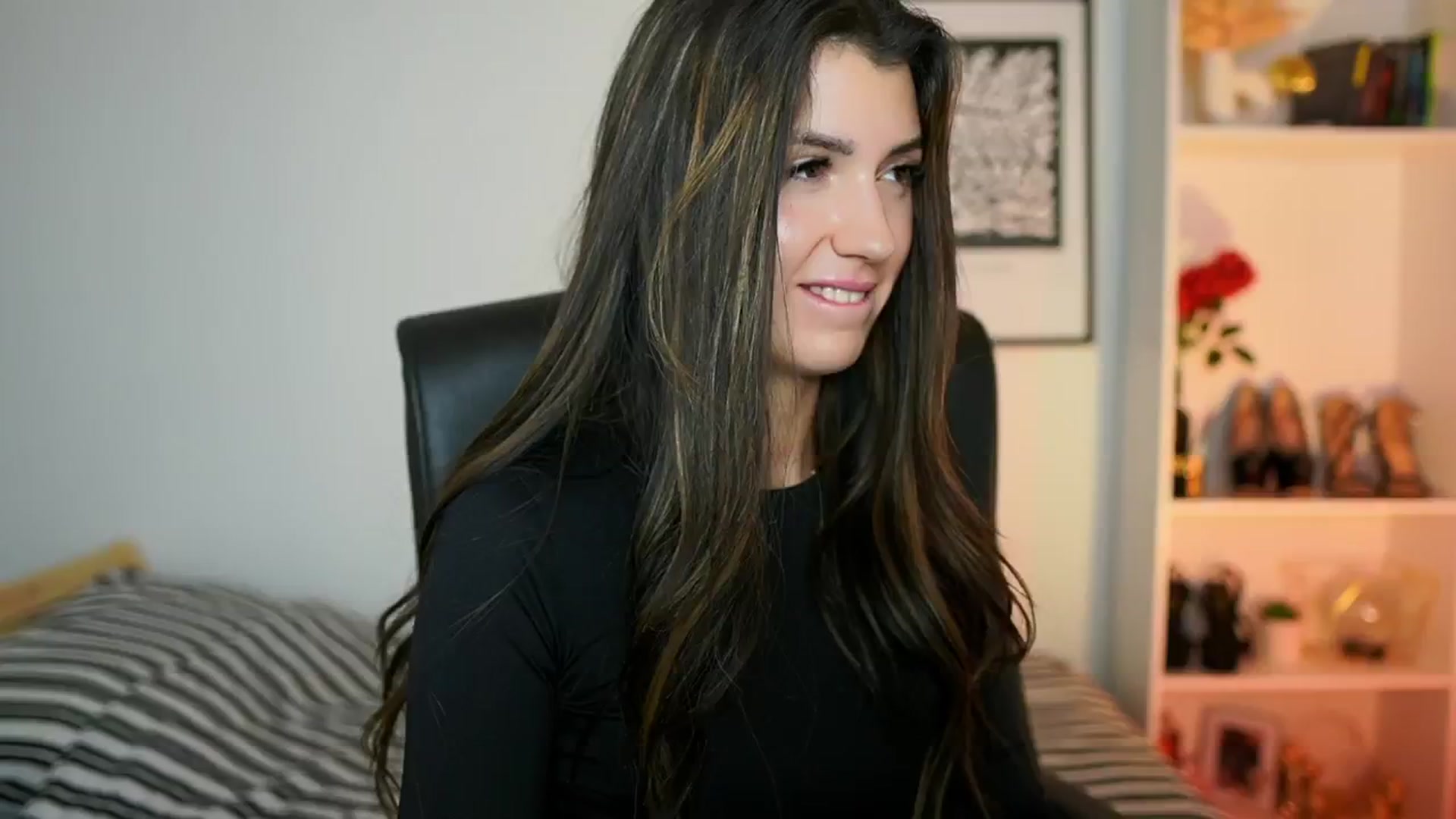Gallery image thumbnail from Julia_Roca's myfreecams stream on, 10/13/2024, 15:44 image 6 of 20