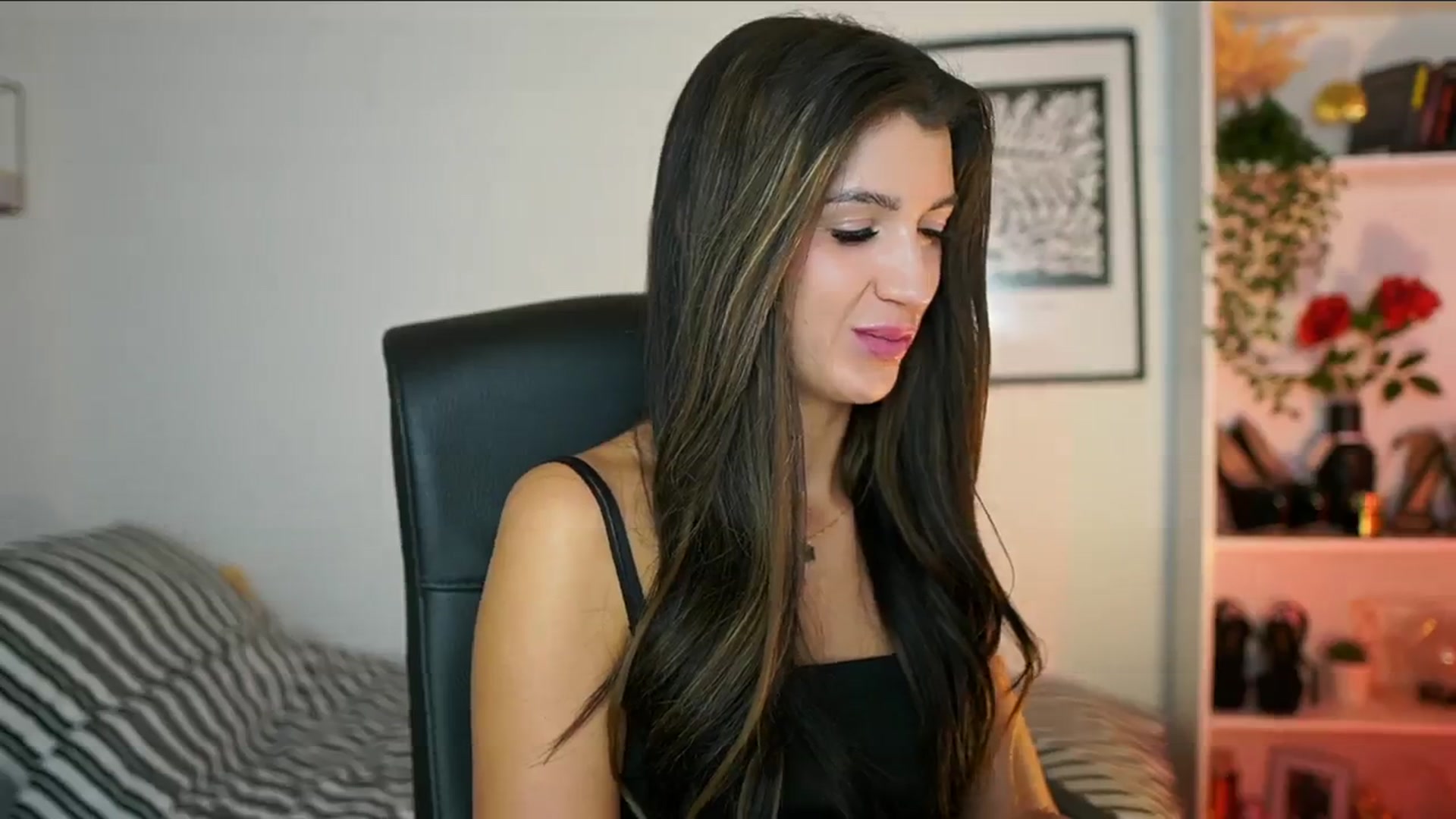 Gallery image thumbnail from Julia_Roca's myfreecams stream on, 10/15/2024, 16:49 image 4 of 20