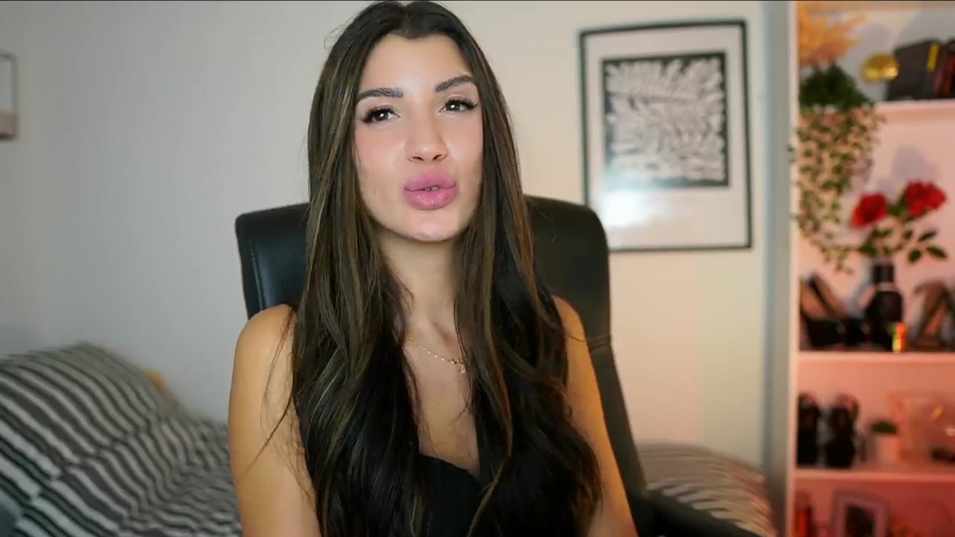 Gallery image thumbnail from Julia_Roca's myfreecams stream on, 10/15/2024, 16:49 image 11 of 20