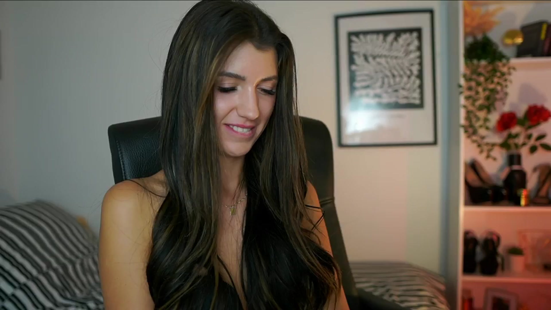 Gallery image thumbnail from Julia_Roca's myfreecams stream on, 10/15/2024, 17:19 image 14 of 20