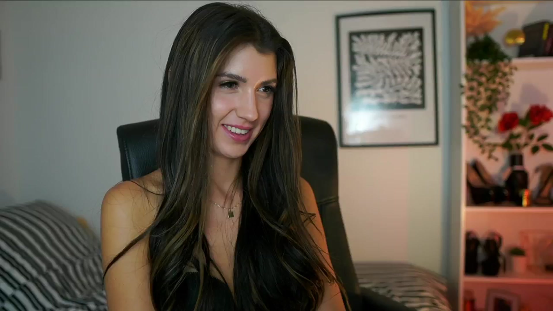 Gallery image thumbnail from Julia_Roca's myfreecams stream on, 10/15/2024, 17:19 image 13 of 20