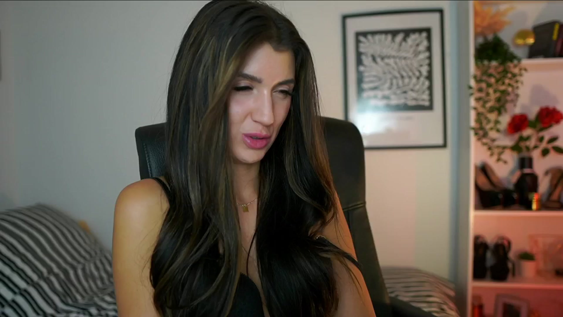 Gallery image thumbnail from Julia_Roca's myfreecams stream on, 10/15/2024, 18:12 image 9 of 20
