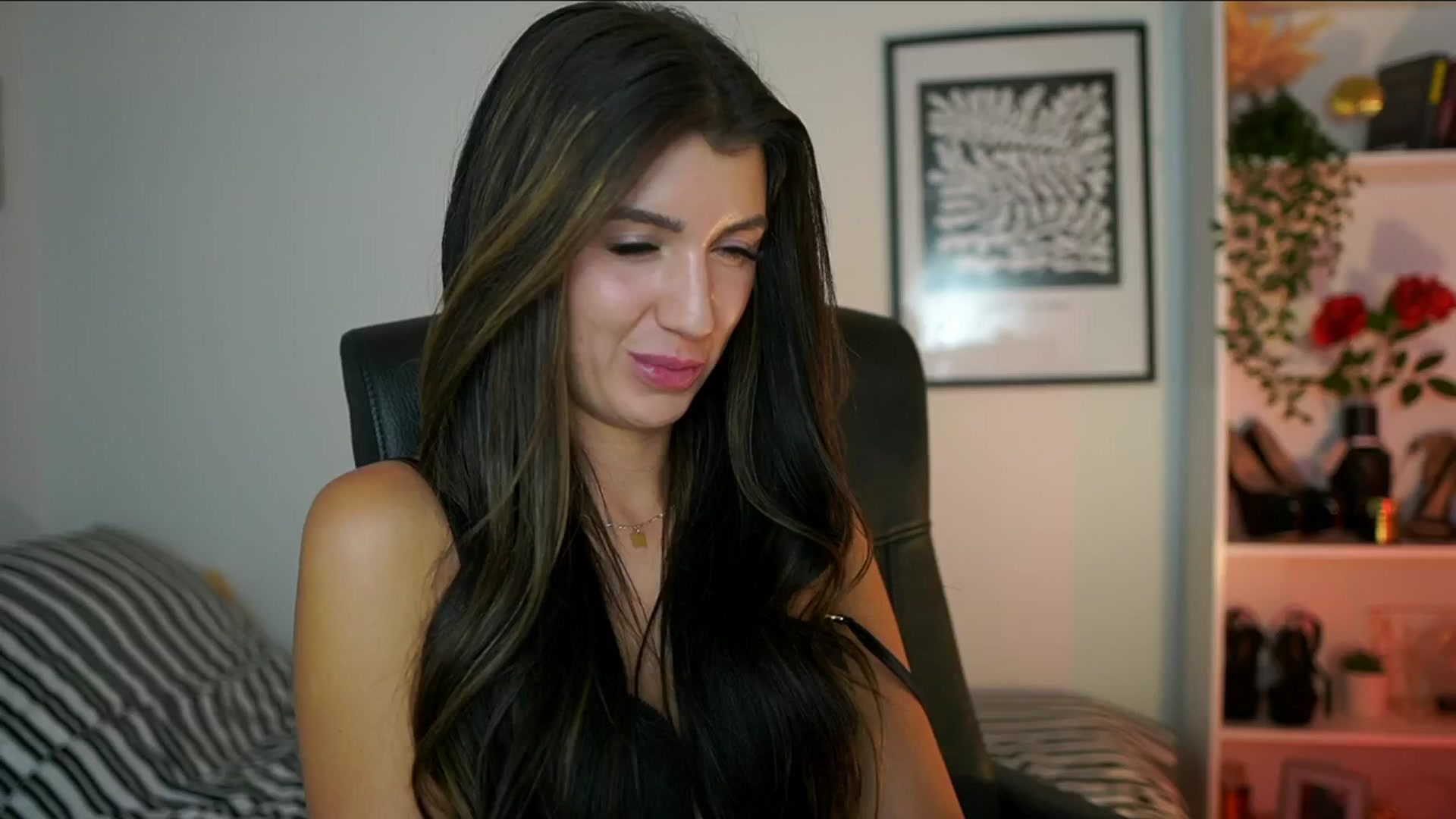 Gallery image thumbnail from Julia_Roca's myfreecams stream on, 10/15/2024, 18:12 image 10 of 20