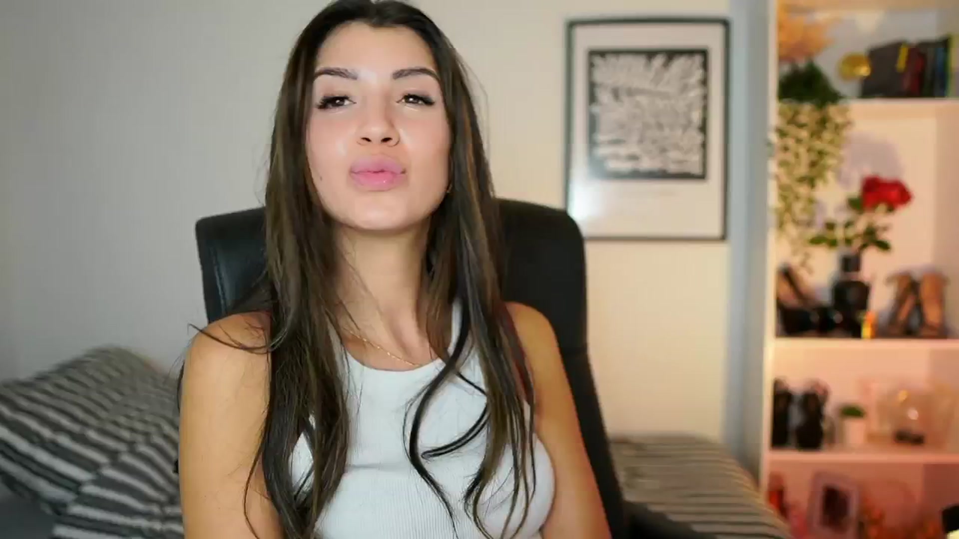 Gallery image thumbnail from Julia_Roca's myfreecams stream on, 10/19/2024, 16:52 image 14 of 20