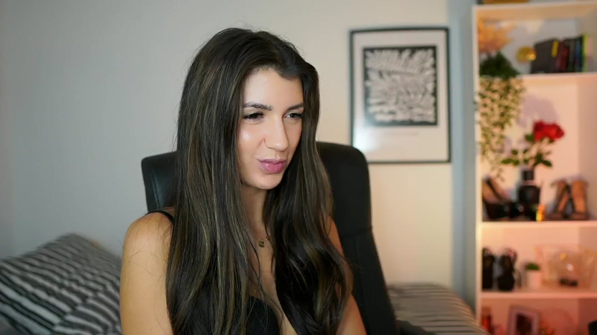Gallery image thumbnail from Julia_Roca's myfreecams stream on, 10/20/2024, 09:19 image 14 of 20