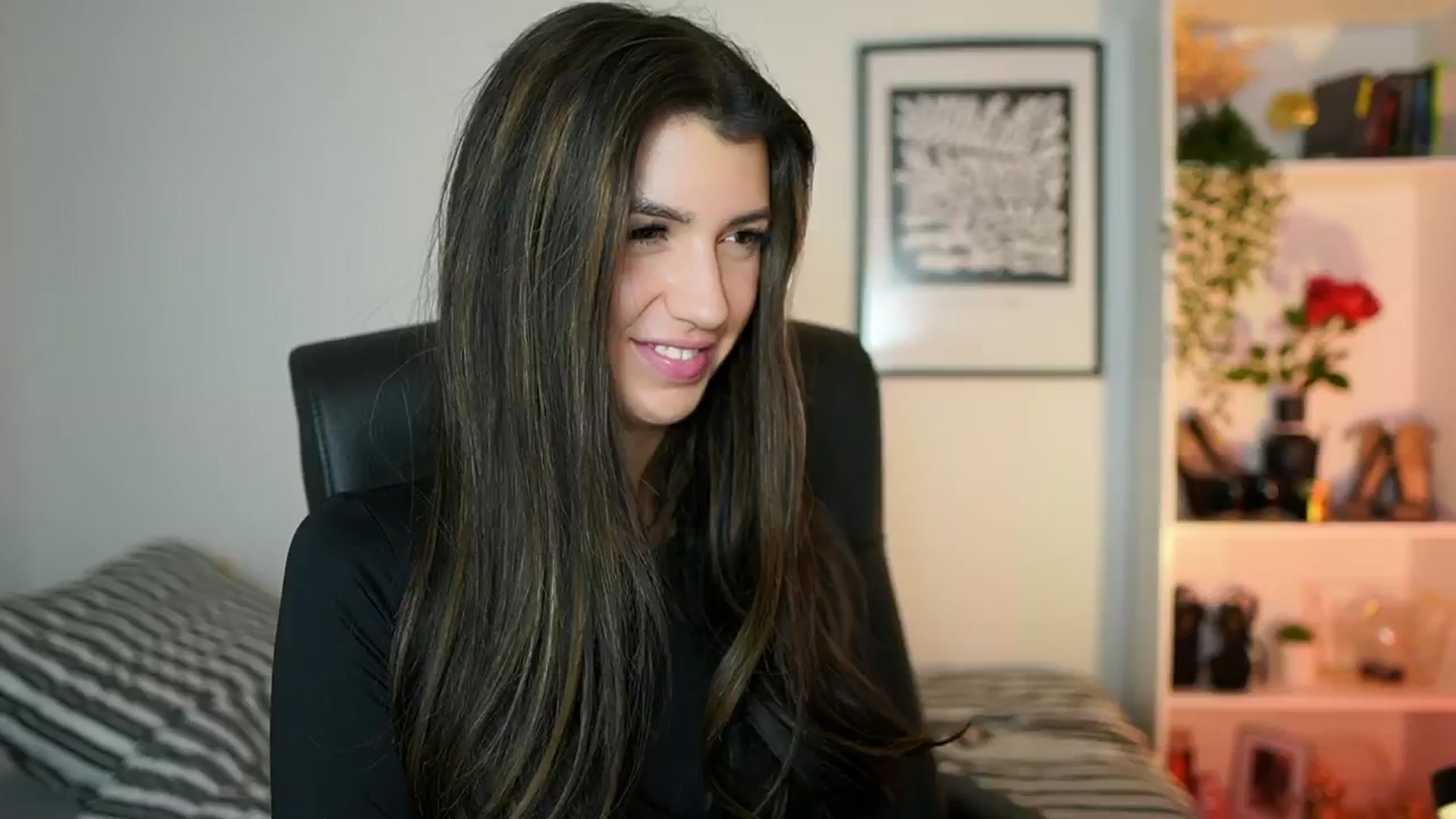 Gallery image thumbnail from Julia_Roca's myfreecams stream on, 10/20/2024, 11:18 image 10 of 20