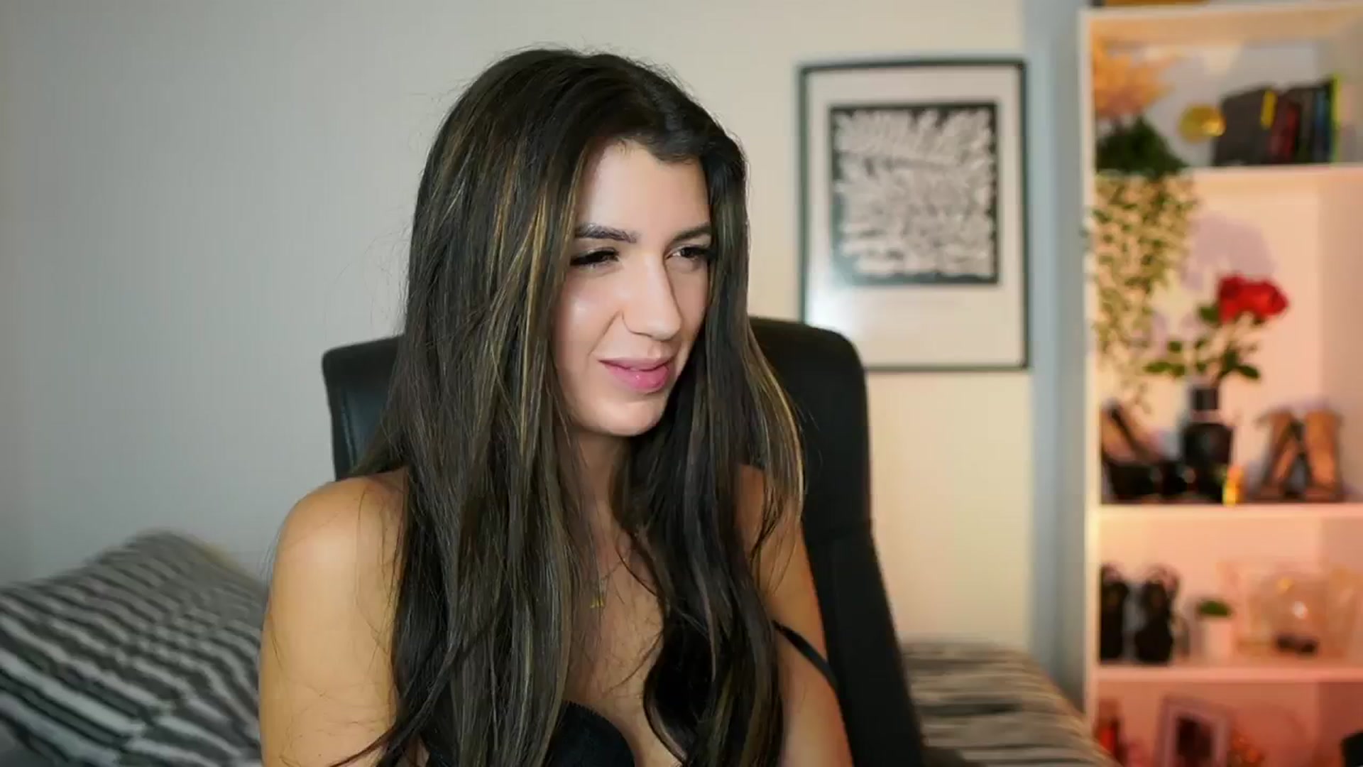 Gallery image thumbnail from Julia_Roca's myfreecams stream on, 10/20/2024, 12:07 image 17 of 20