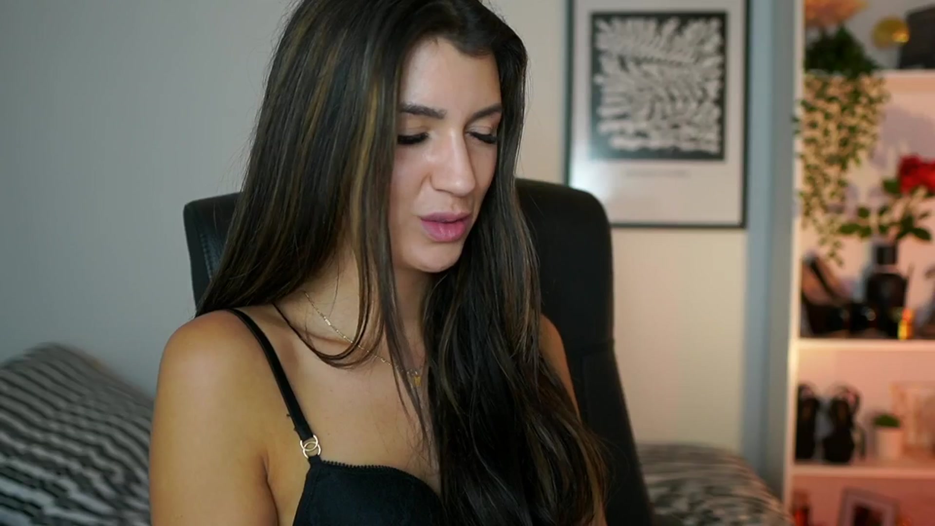 Gallery image thumbnail from Julia_Roca's myfreecams stream on, 10/20/2024, 13:35 image 15 of 20