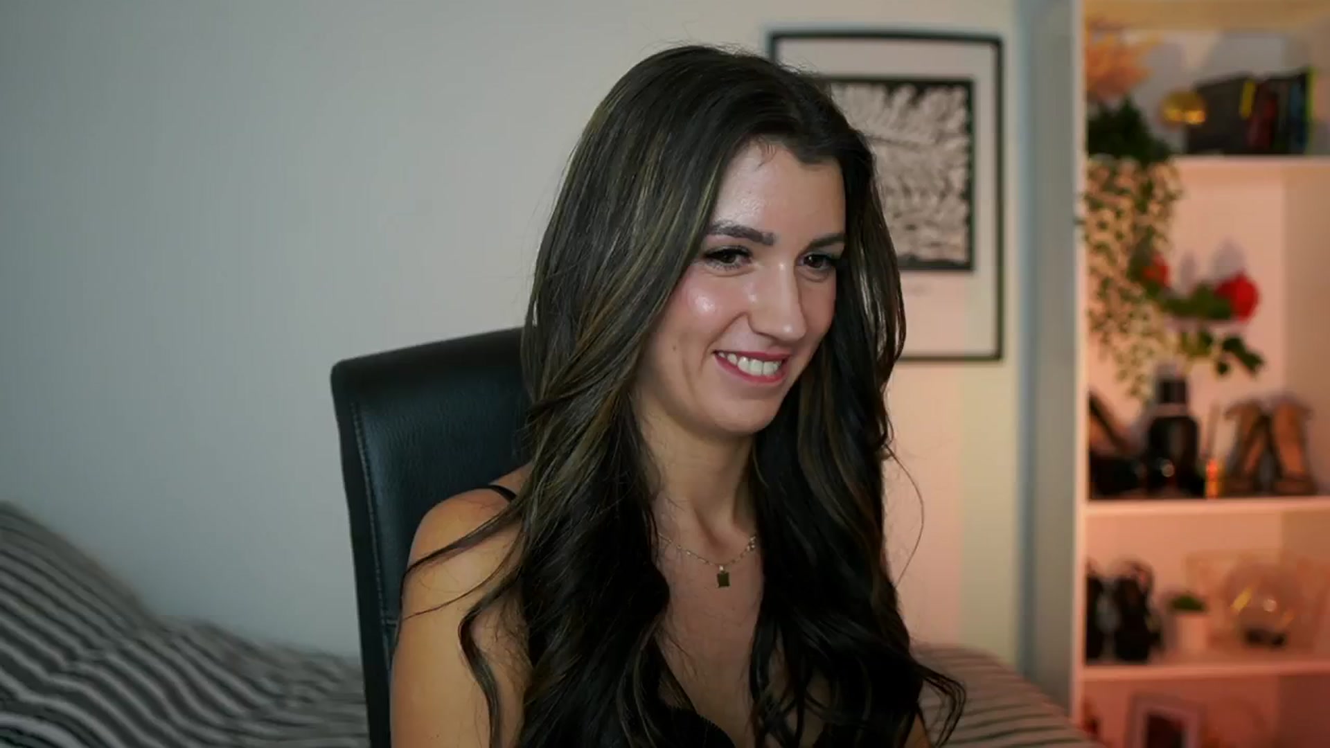 Gallery image thumbnail from Julia_Roca's myfreecams stream on, 10/23/2024, 17:54 image 17 of 20