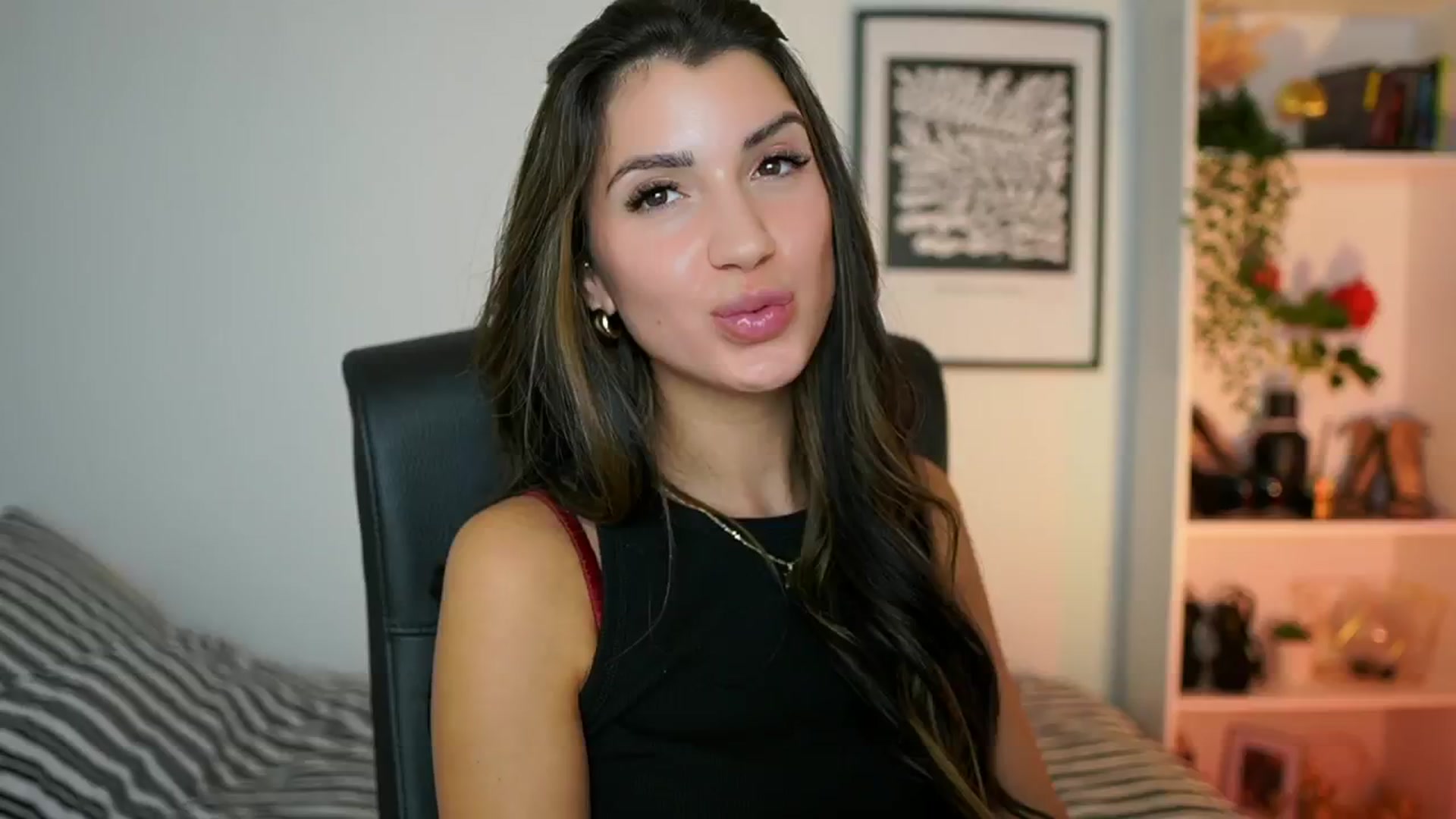 Gallery image thumbnail from Julia_Roca's myfreecams stream on, 10/24/2024, 18:45 image 4 of 20